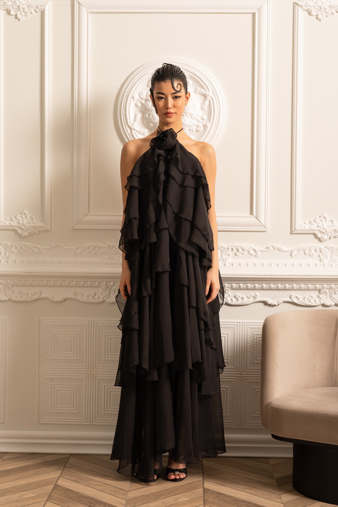 Vestido Halter com Rendas em Camadas e Flor Decorativa no Decote - Preto