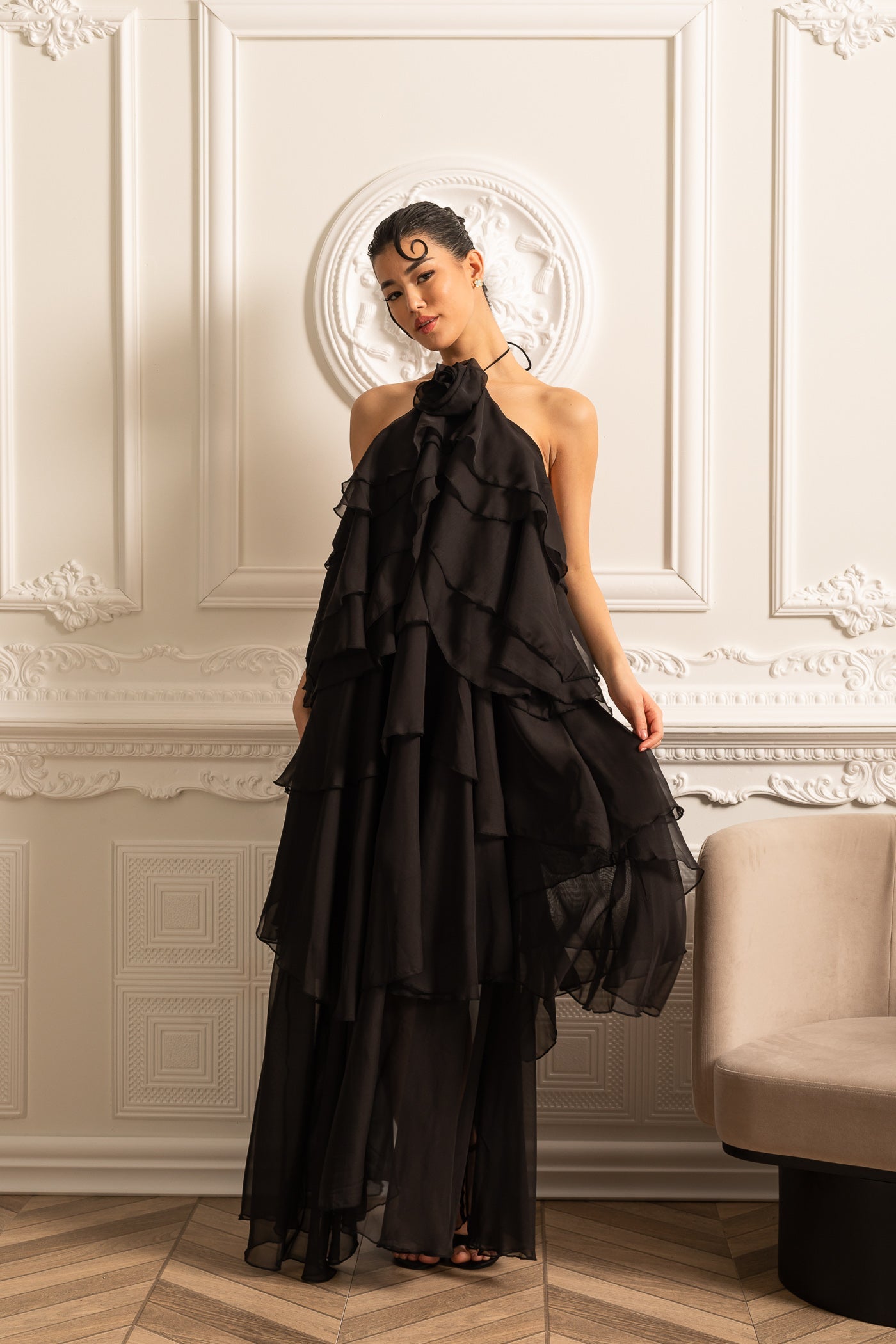 Vestido Halter com Rendas em Camadas e Flor Decorativa no Decote - Preto