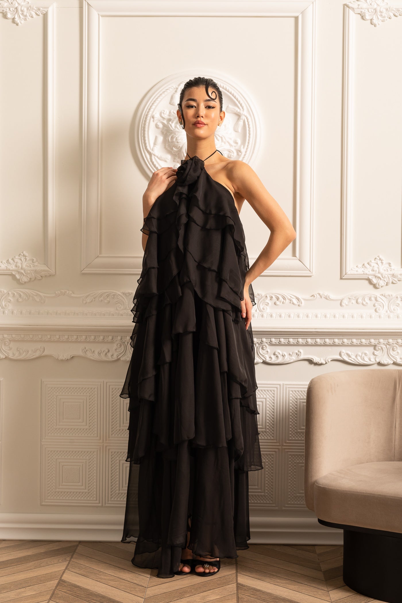 Vestido Halter com Rendas em Camadas e Flor Decorativa no Decote - Preto