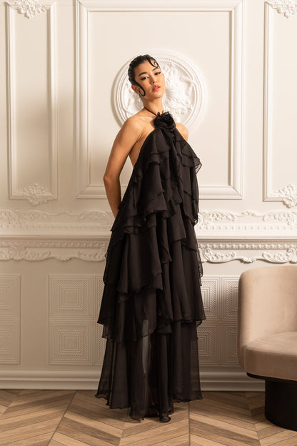 Vestido Halter com Rendas em Camadas e Flor Decorativa no Decote - Preto