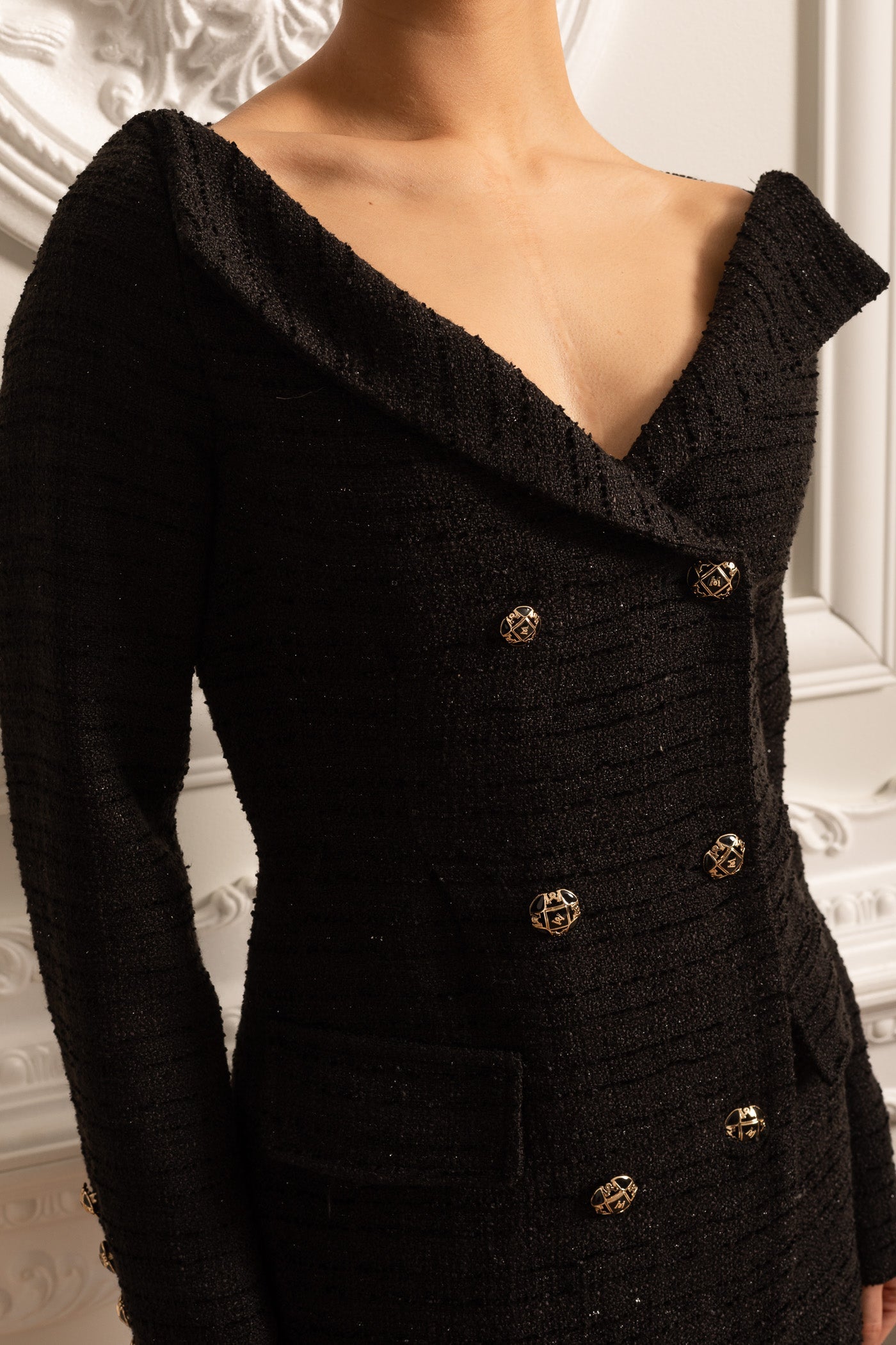 Vestido Texturizado de Dupla Abotoadura com Botões Dourados Decorativos - Preto