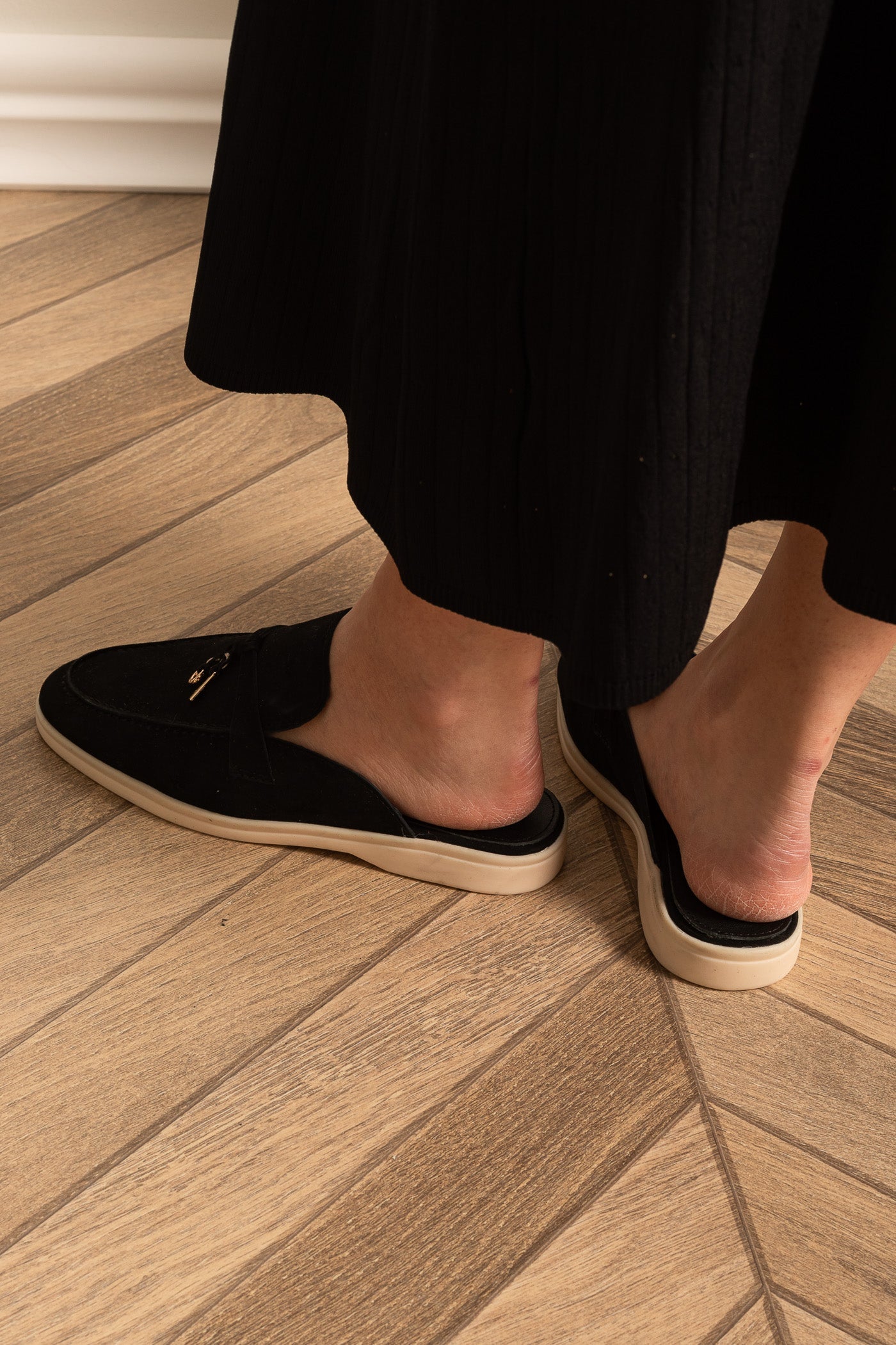 Mocasins de Camurça com Sola Contrastante e Charms Metálicos - Preto