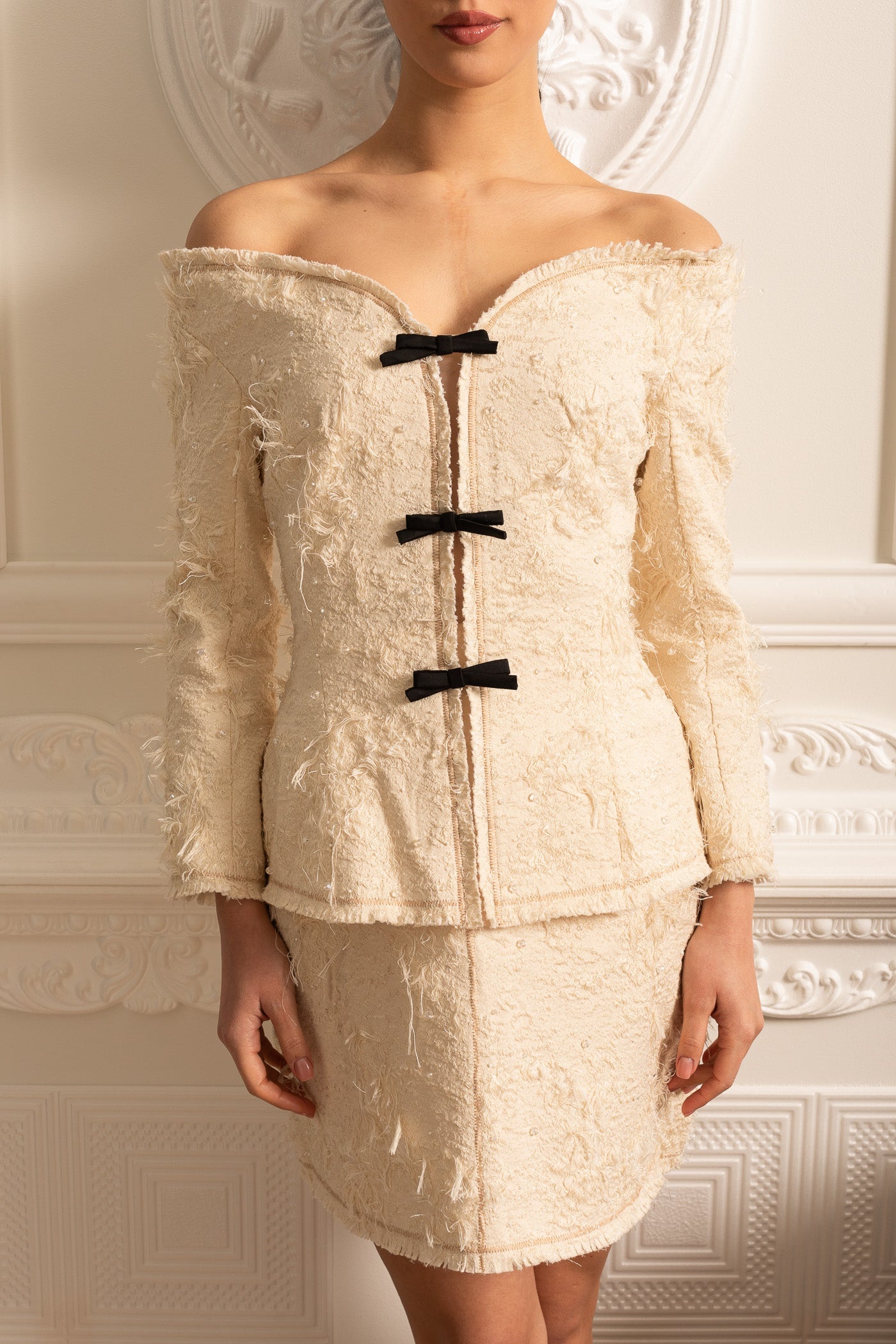 Conjunto Texturizado Off-Shoulder com Acentos de Laço Preto - Ivoire