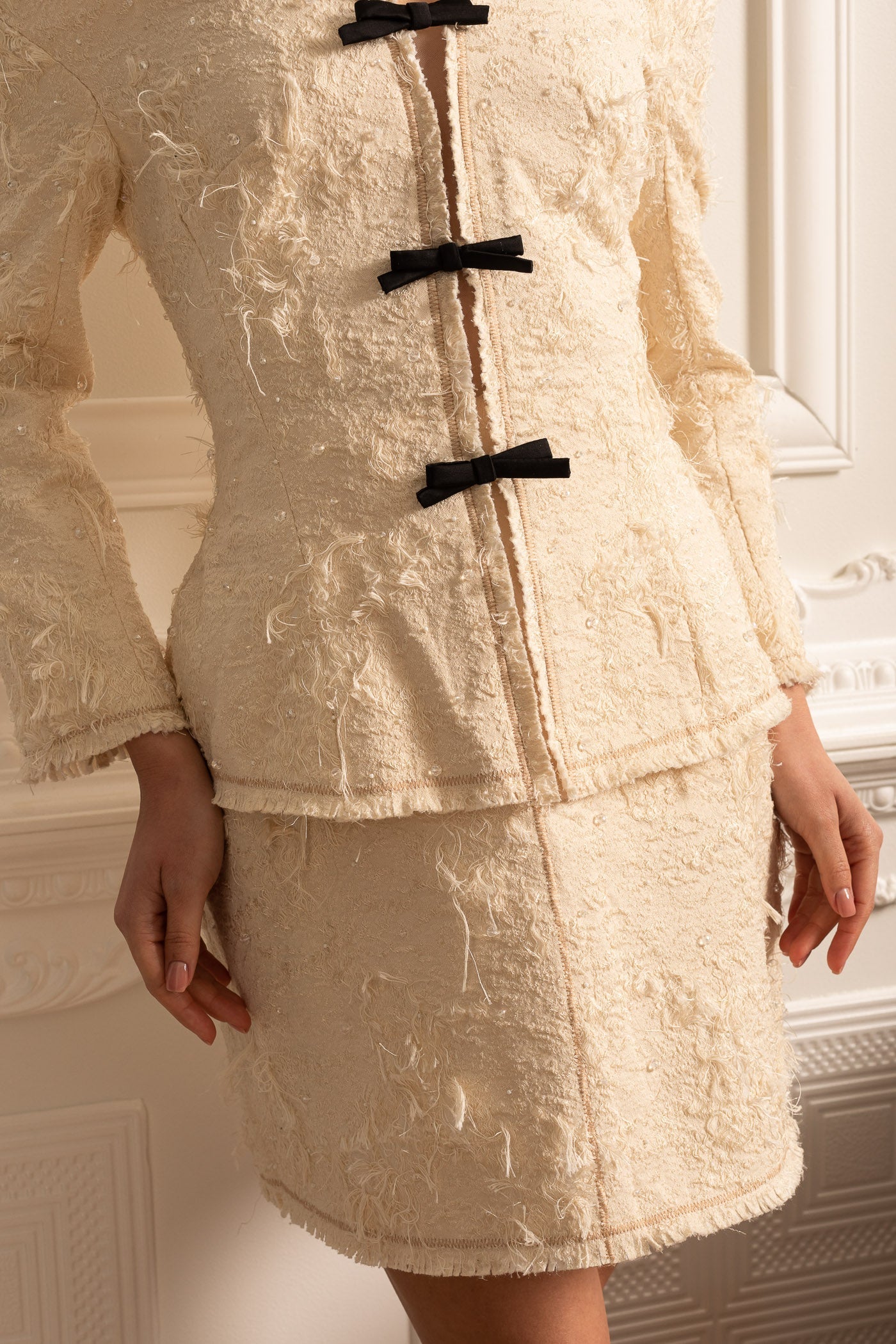 Conjunto Texturizado Off-Shoulder com Acentos de Laço Preto - Ivoire