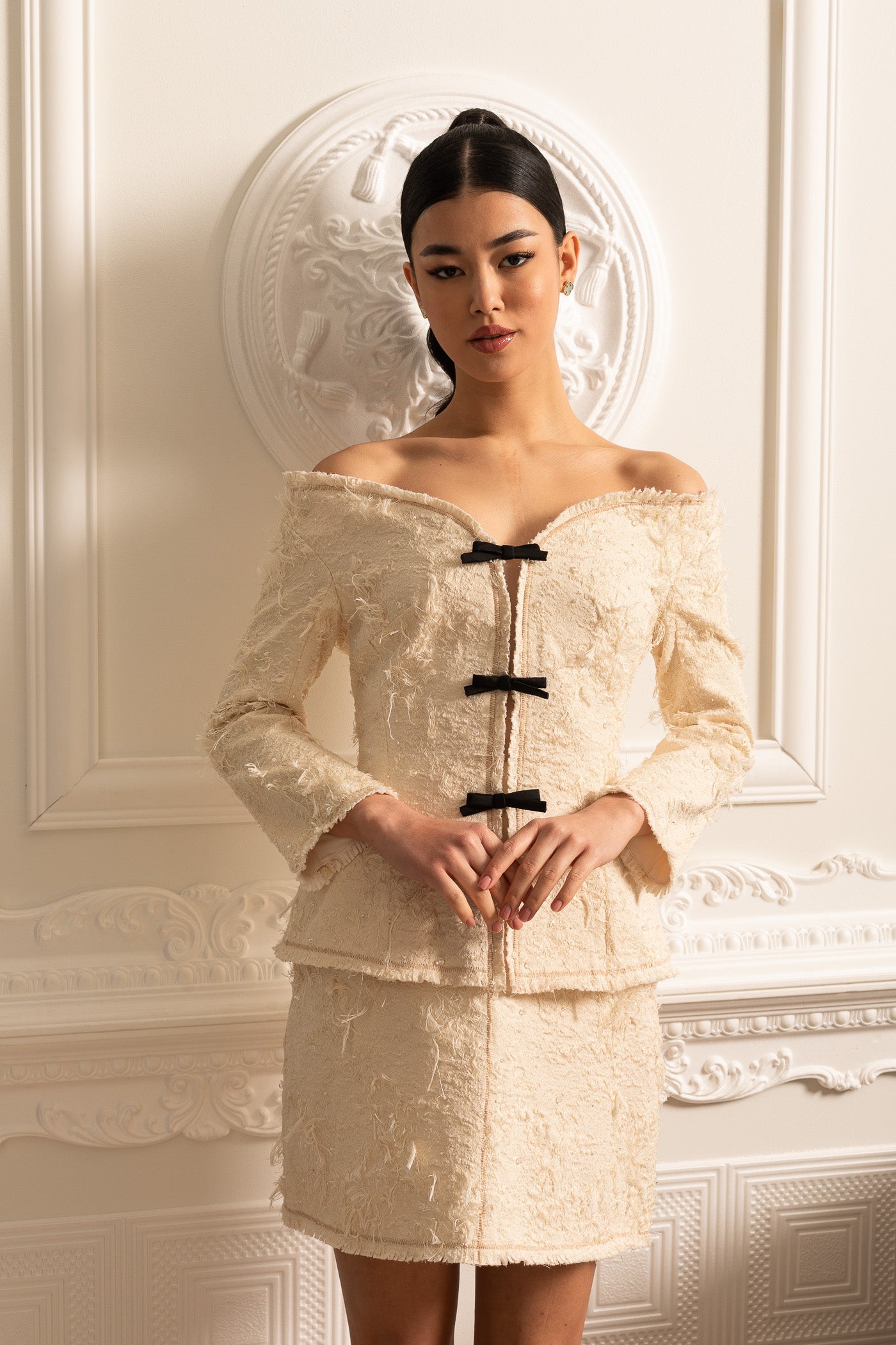 Conjunto Texturizado Off-Shoulder com Acentos de Laço Preto - Ivoire