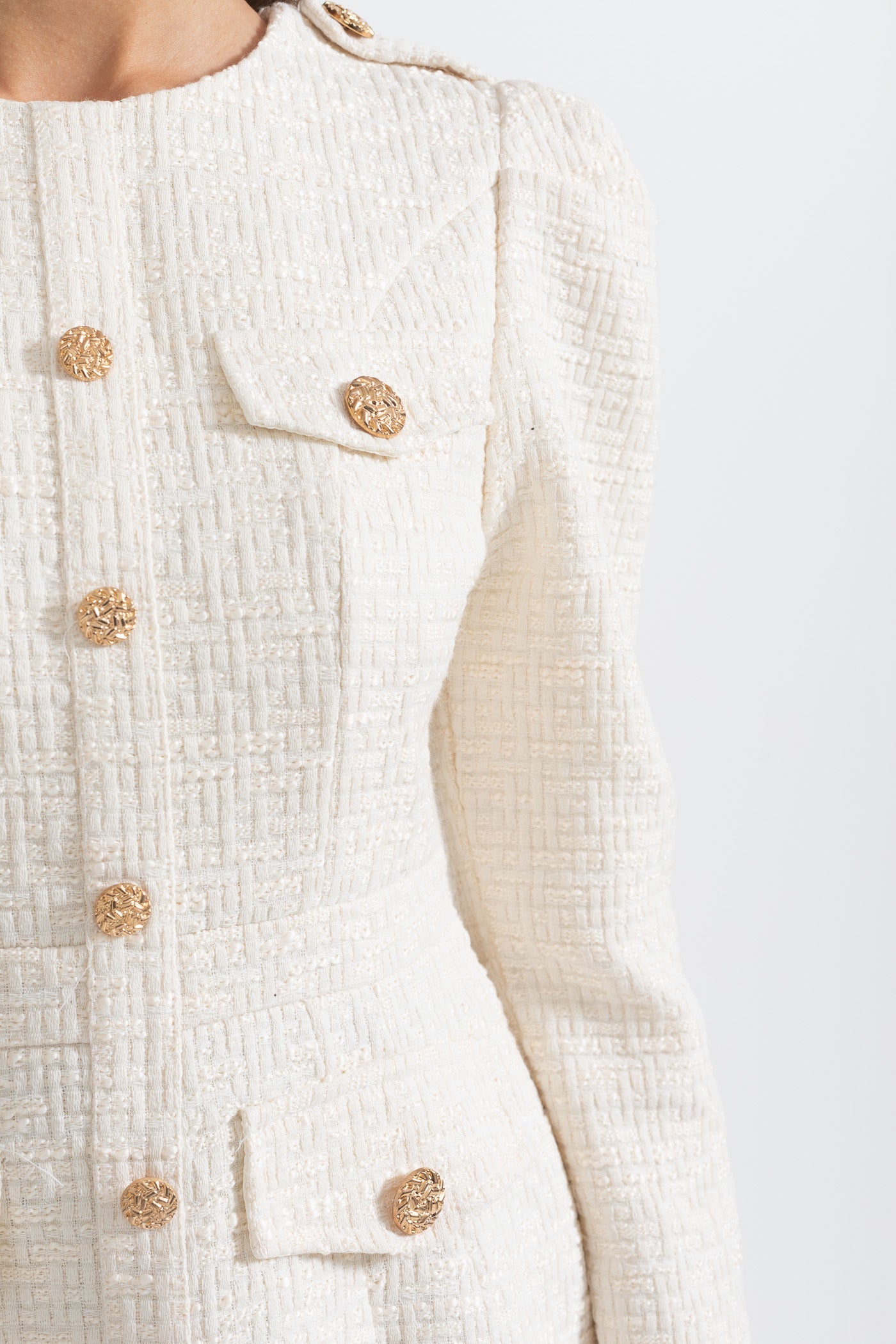 Vestido Mini Texturizado Com Botões Dourados E Bolsos Frontais - Ivoire