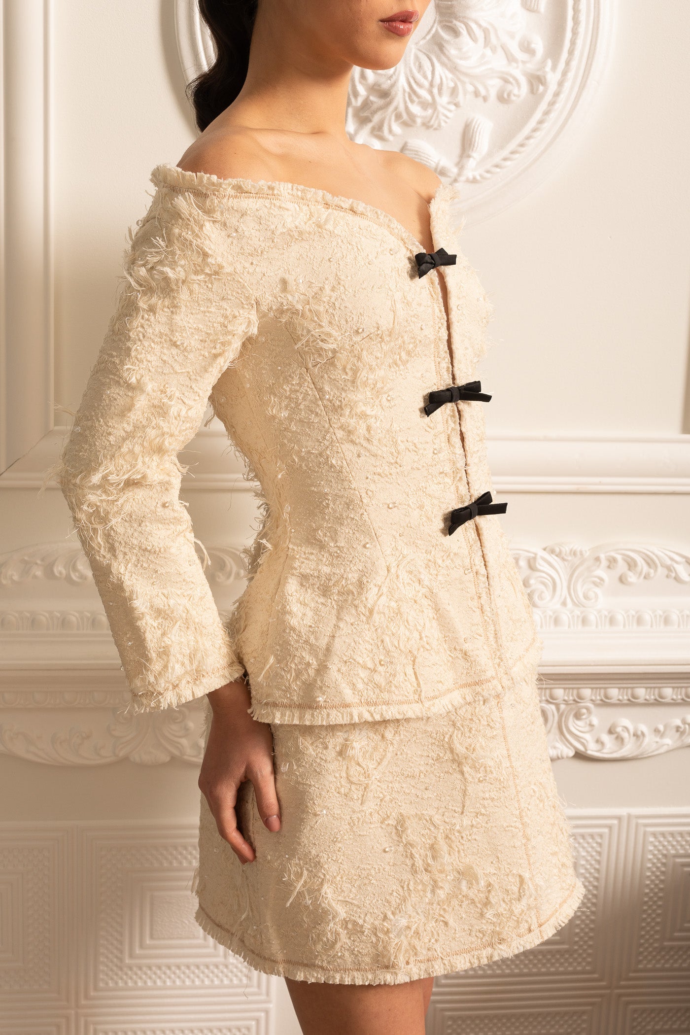 Conjunto Texturizado Off-Shoulder com Acentos de Laço Preto - Ivoire