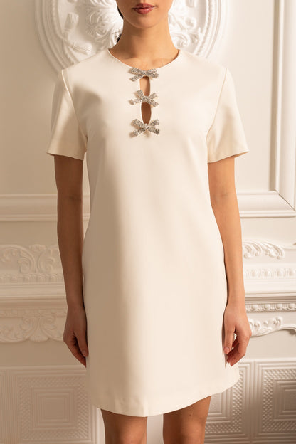 Vestido Mini Branco de Manga Curta com Laços Brilhantes no Decote