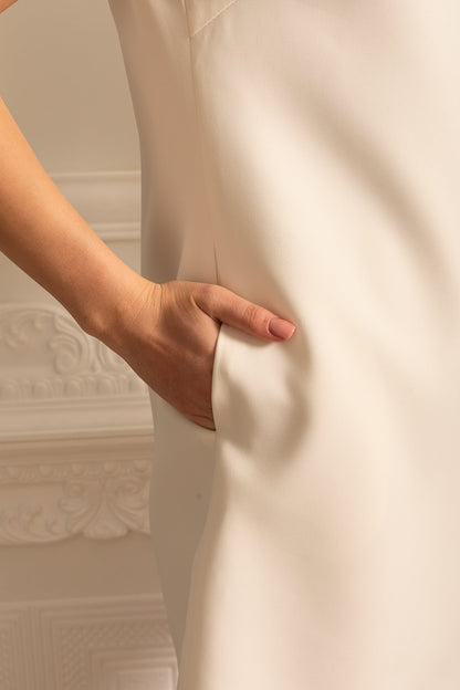 Vestido Mini Branco de Manga Curta com Laços Brilhantes no Decote