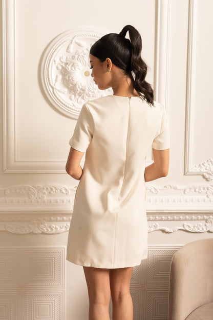 Vestido Mini Branco de Manga Curta com Laços Brilhantes no Decote
