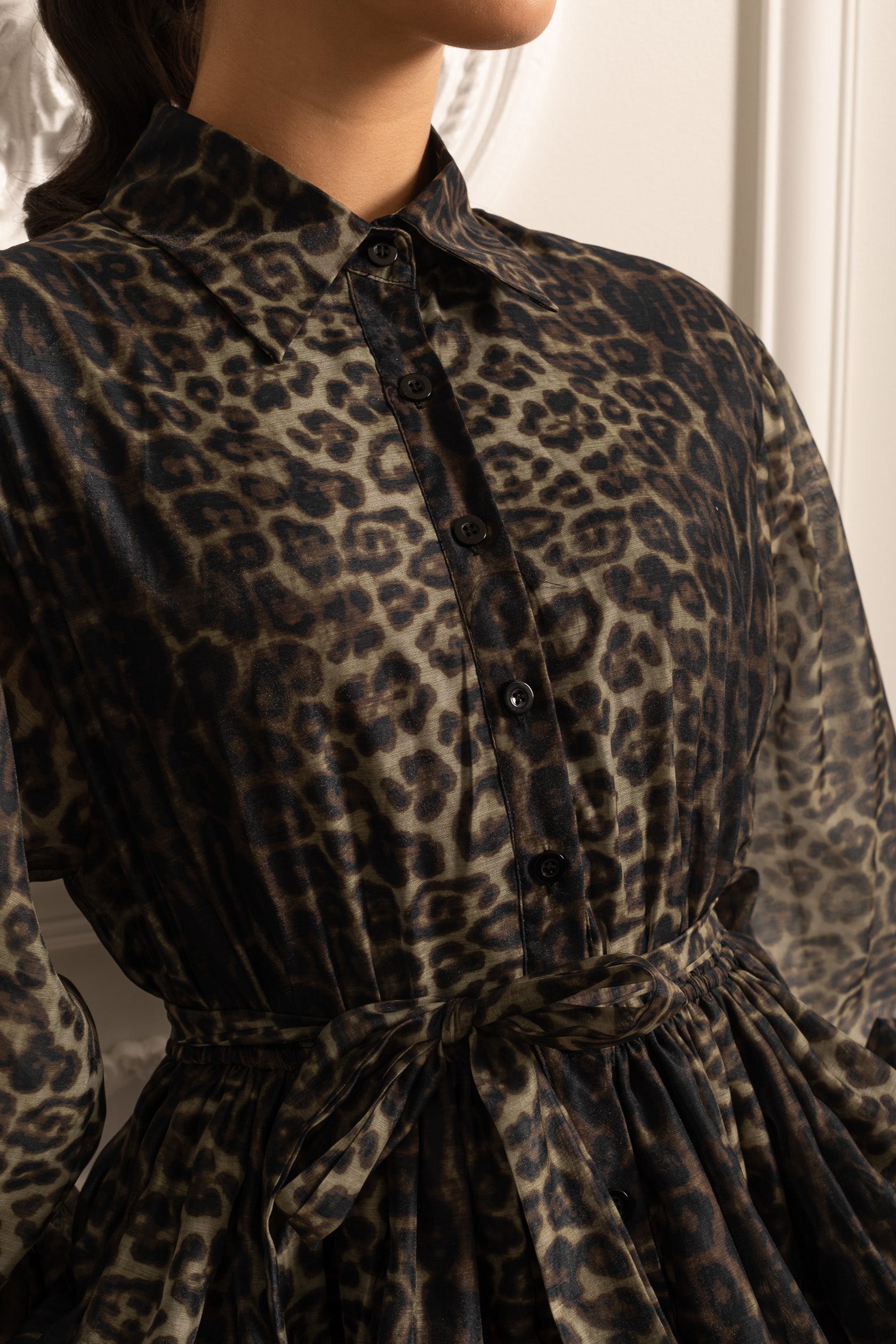 Vestido de Manga Longa com Padrão de Leopardo e Saia em Camadas - Preto