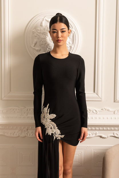 Vestido Ajustado Assimétrico Com Enfeites Brancos nos Quadris e Extensão Transparente até ao Chão - Preto