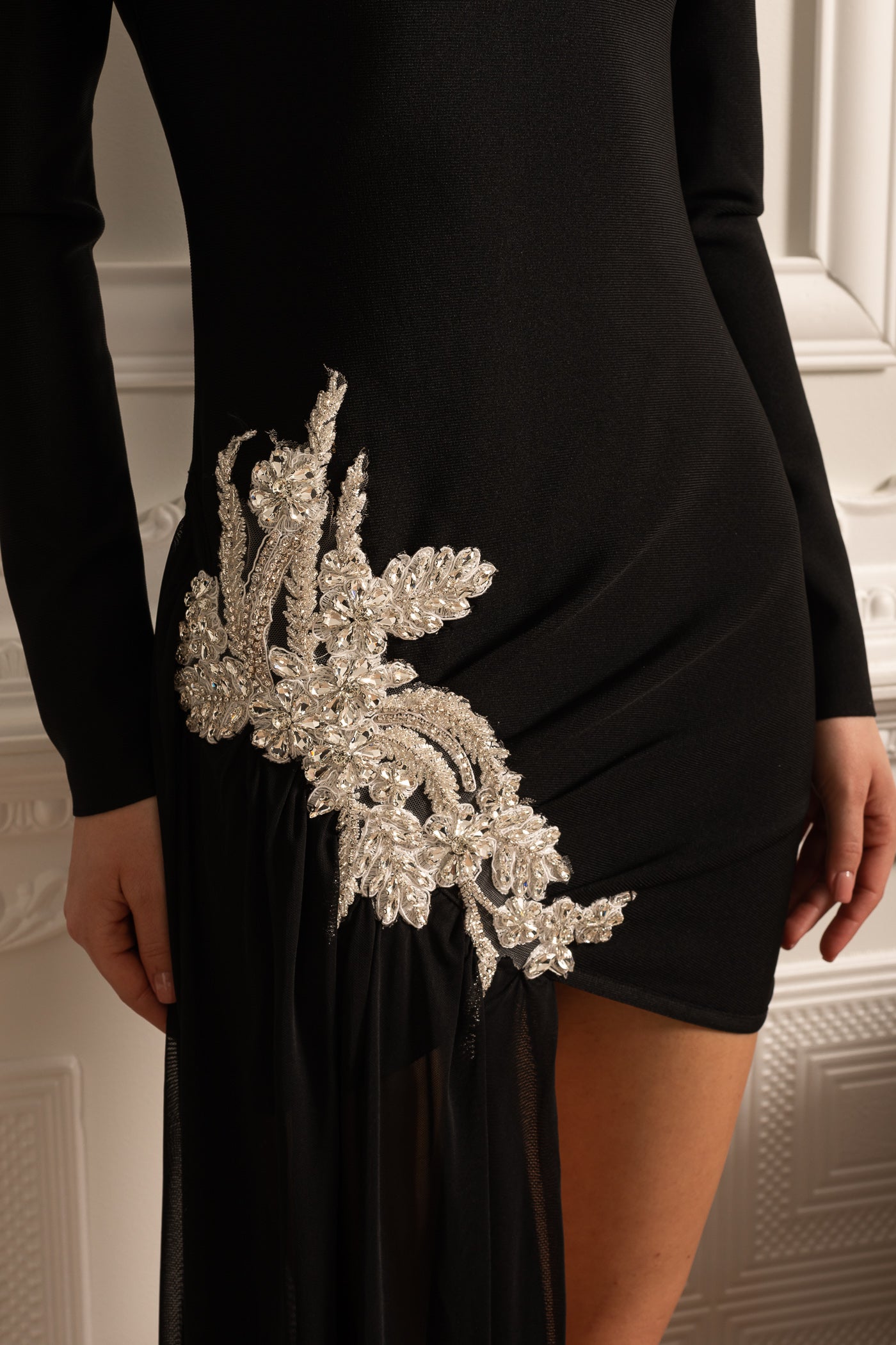 Vestido Ajustado Assimétrico Com Enfeites Brancos nos Quadris e Extensão Transparente até ao Chão - Preto