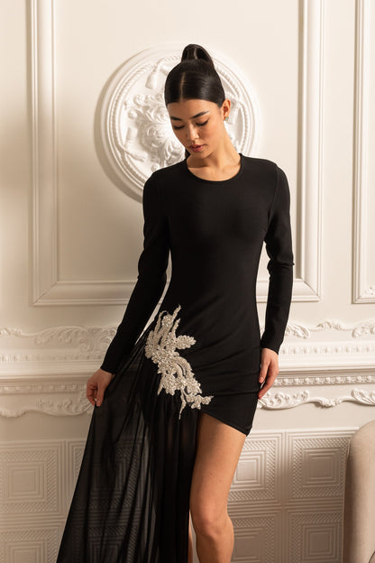 Vestido Ajustado Assimétrico Com Enfeites Brancos nos Quadris e Extensão Transparente até ao Chão - Preto