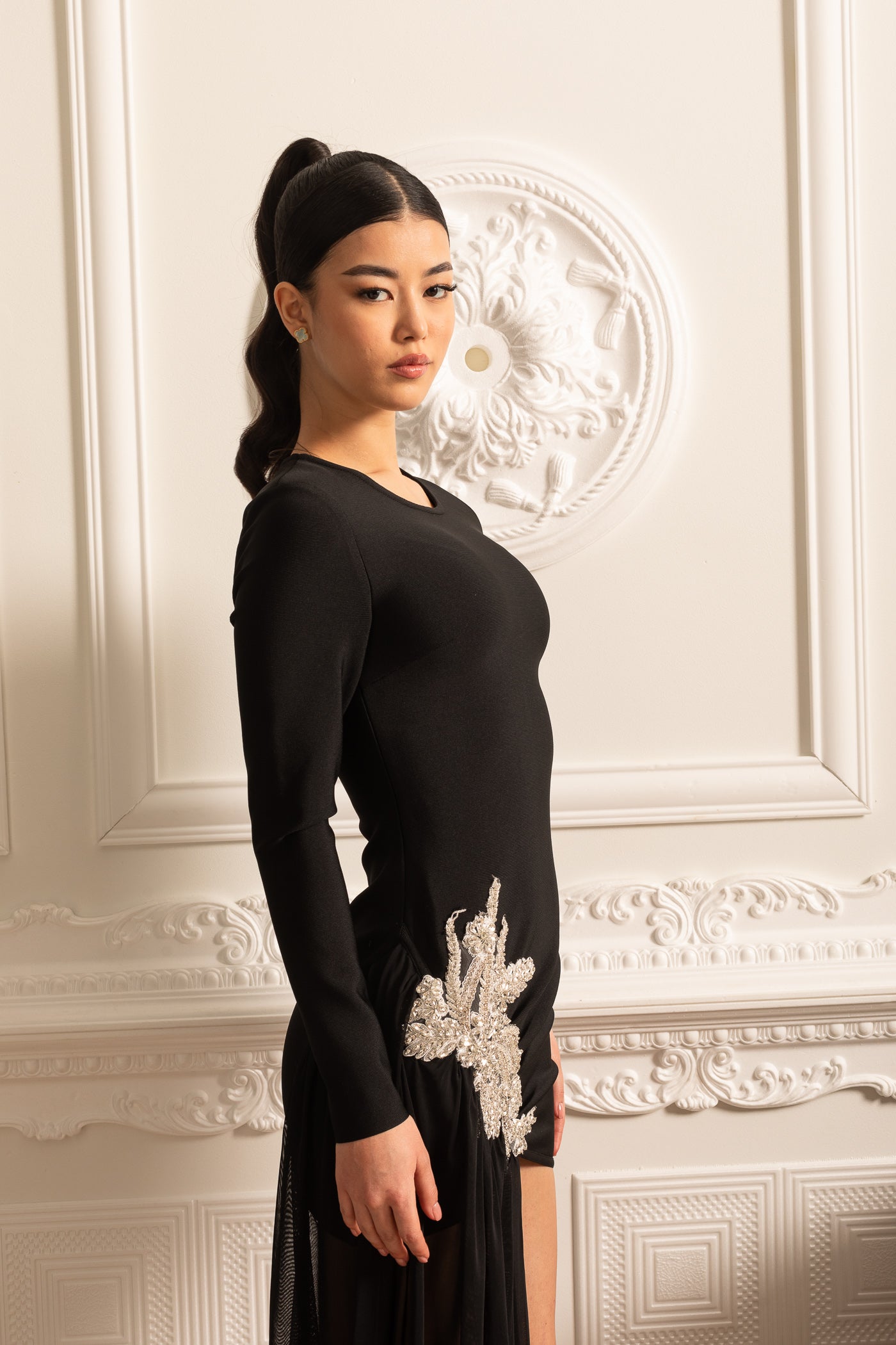 Vestido Ajustado Assimétrico Com Enfeites Brancos nos Quadris e Extensão Transparente até ao Chão - Preto