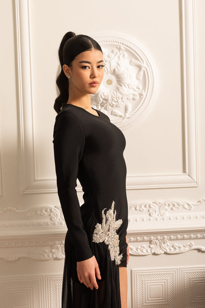 Vestido Ajustado Assimétrico Com Enfeites Brancos nos Quadris e Extensão Transparente até ao Chão - Preto