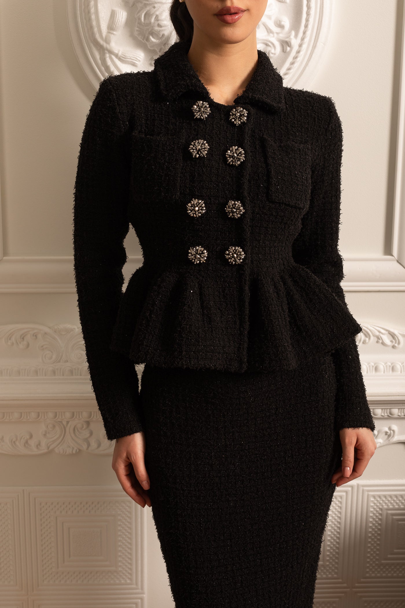 Vestido de Malha Texturizado com Cintura Peplum e Botões Decorativos - Preto