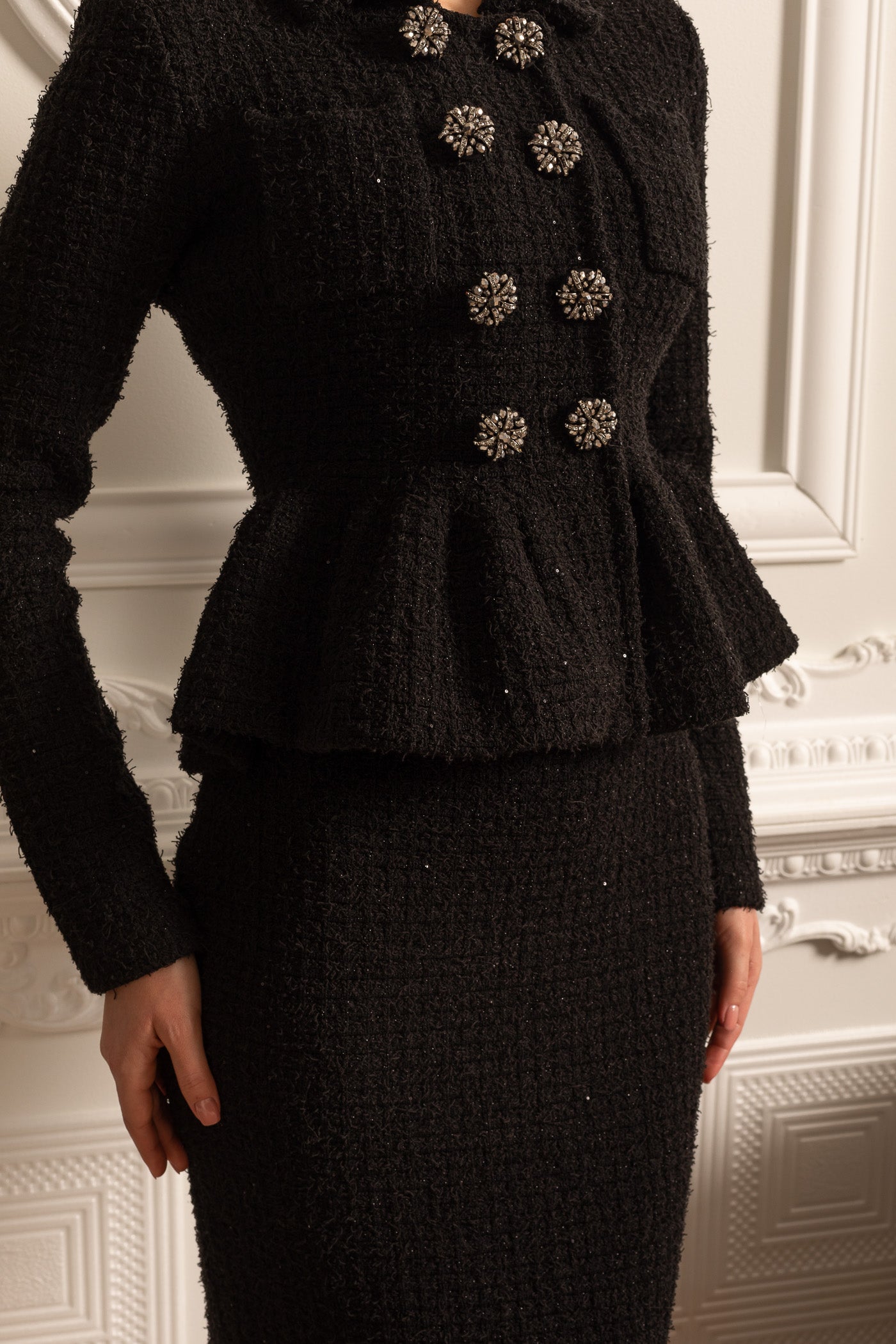 Vestido de Malha Texturizado com Cintura Peplum e Botões Decorativos - Preto