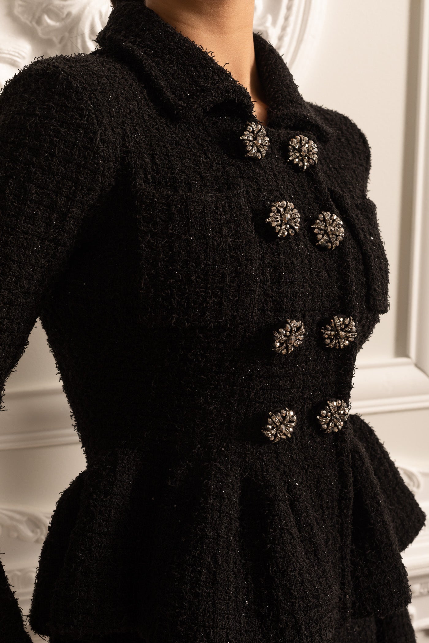 Vestido de Malha Texturizado com Cintura Peplum e Botões Decorativos - Preto