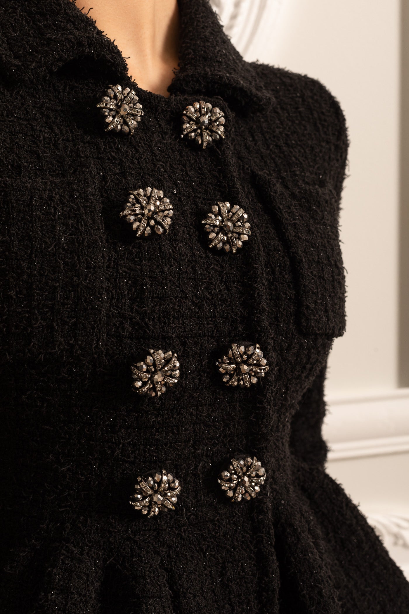 Vestido de Malha Texturizado com Cintura Peplum e Botões Decorativos - Preto