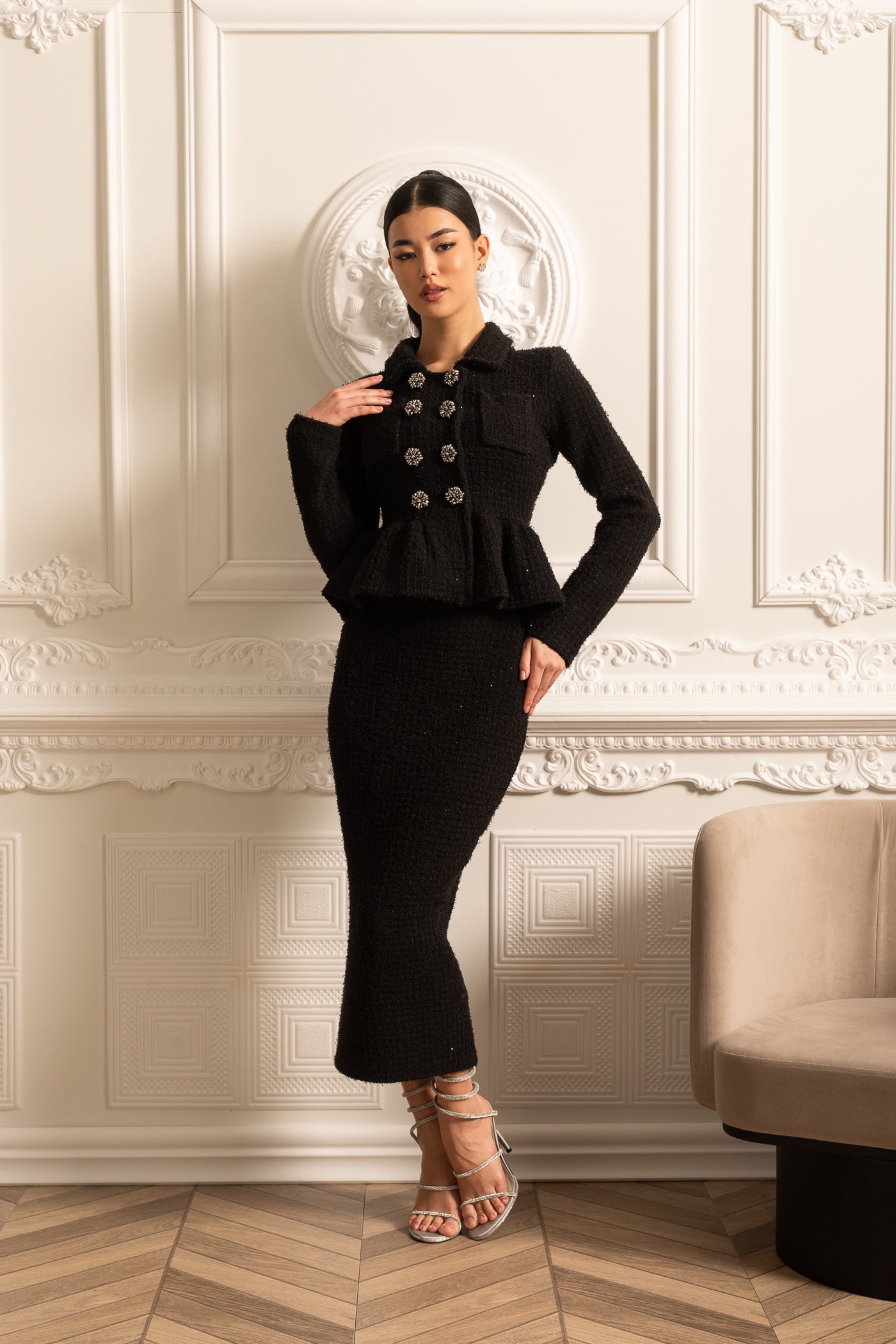 Vestido de Malha Texturizado com Cintura Peplum e Botões Decorativos - Preto