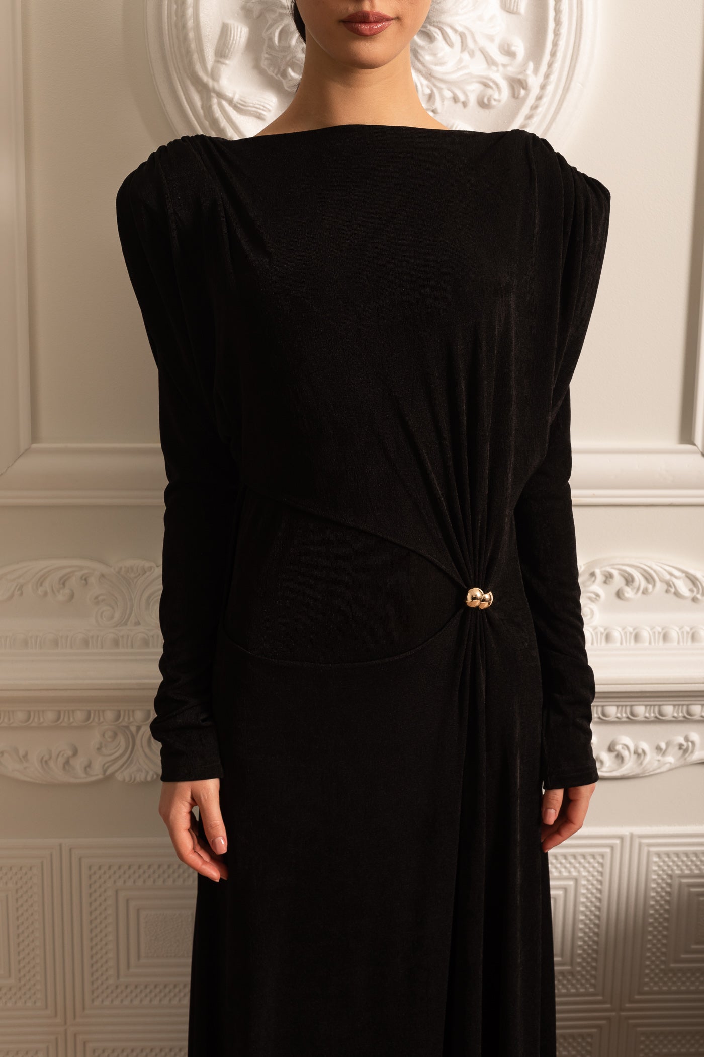 Vestido Elegante de Manga Longa em Camadas com Ombros Estruturados - Preto