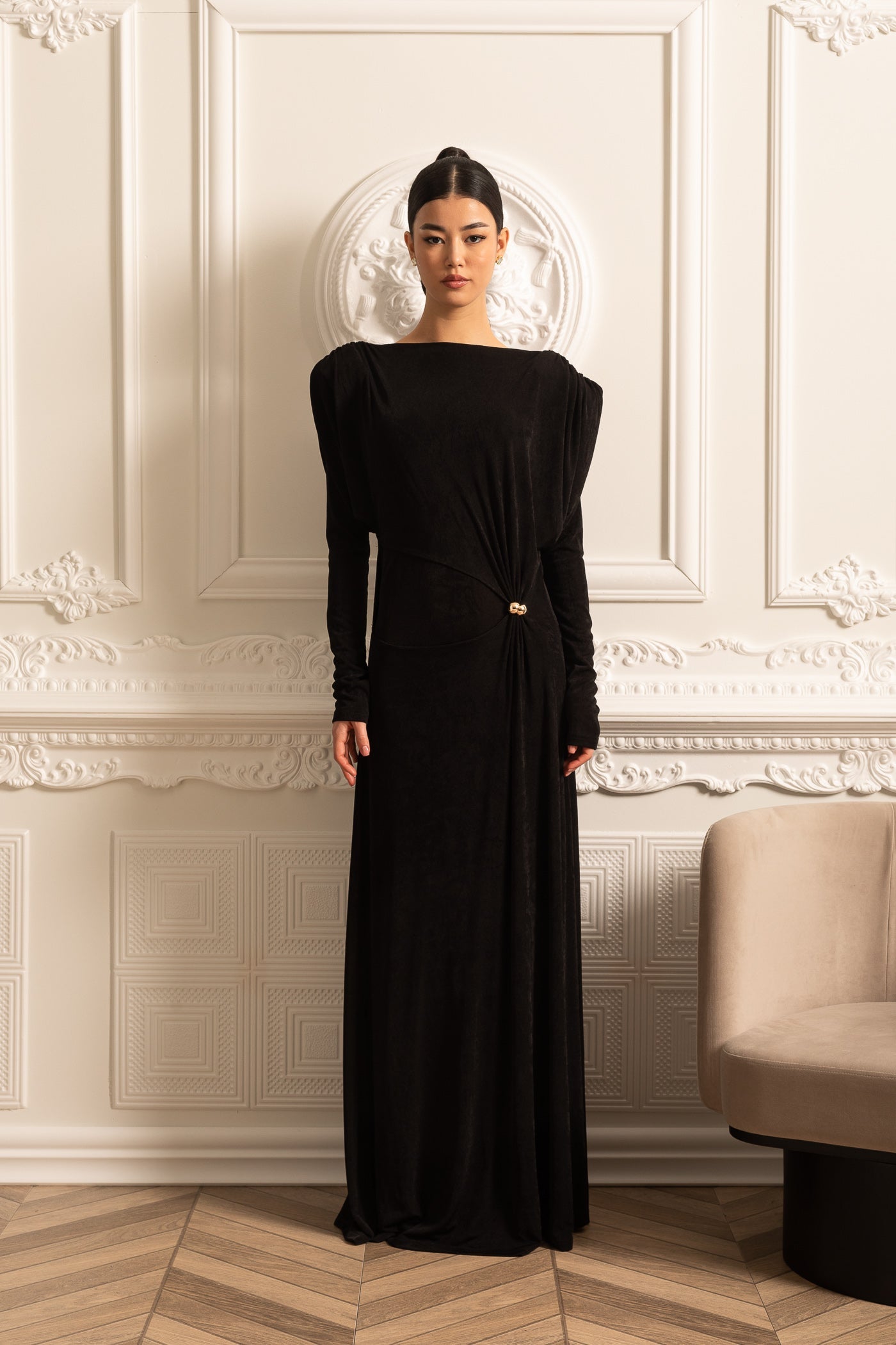 Vestido Elegante de Manga Longa em Camadas com Ombros Estruturados - Preto