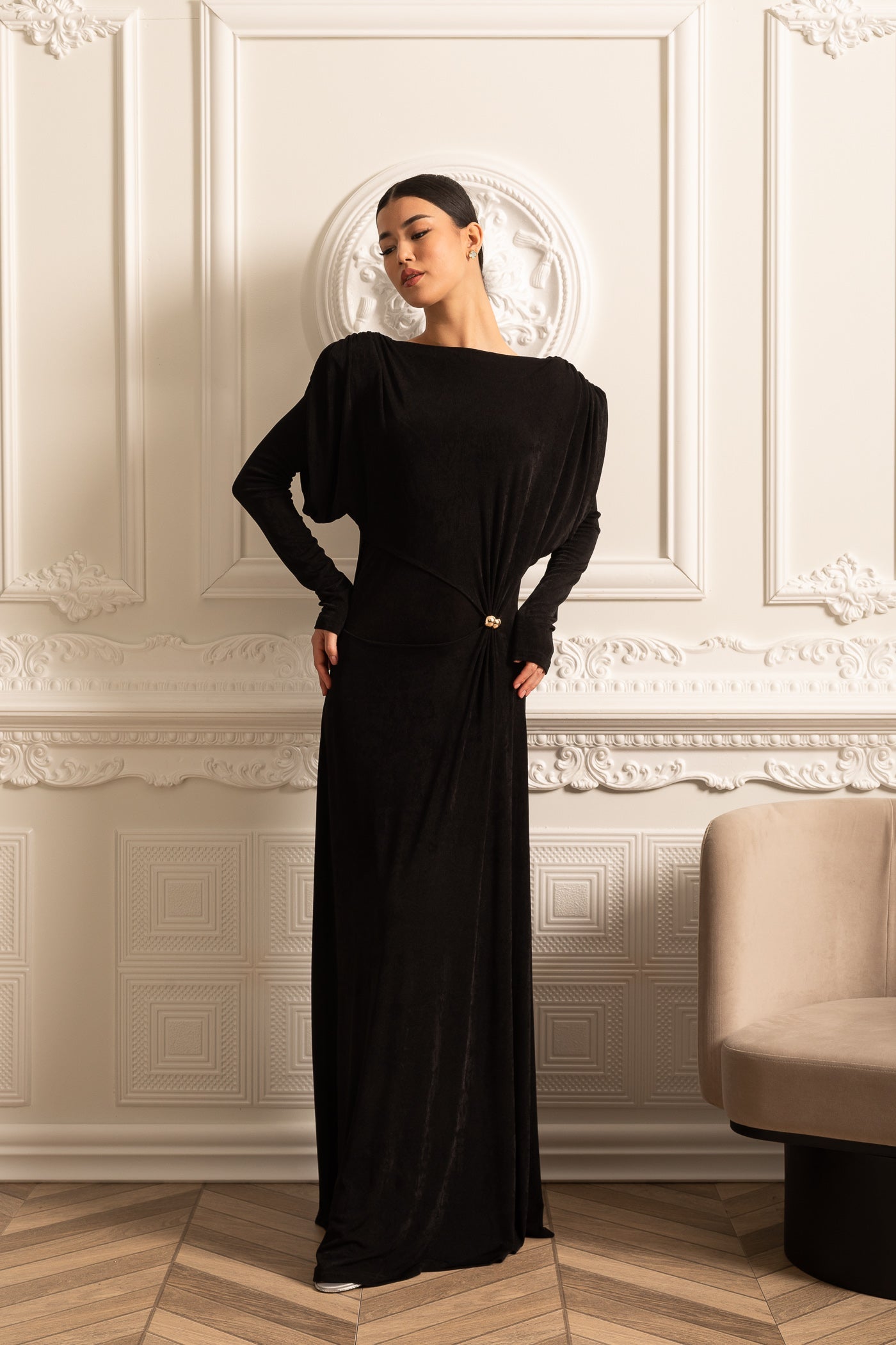 Vestido Elegante de Manga Longa em Camadas com Ombros Estruturados - Preto
