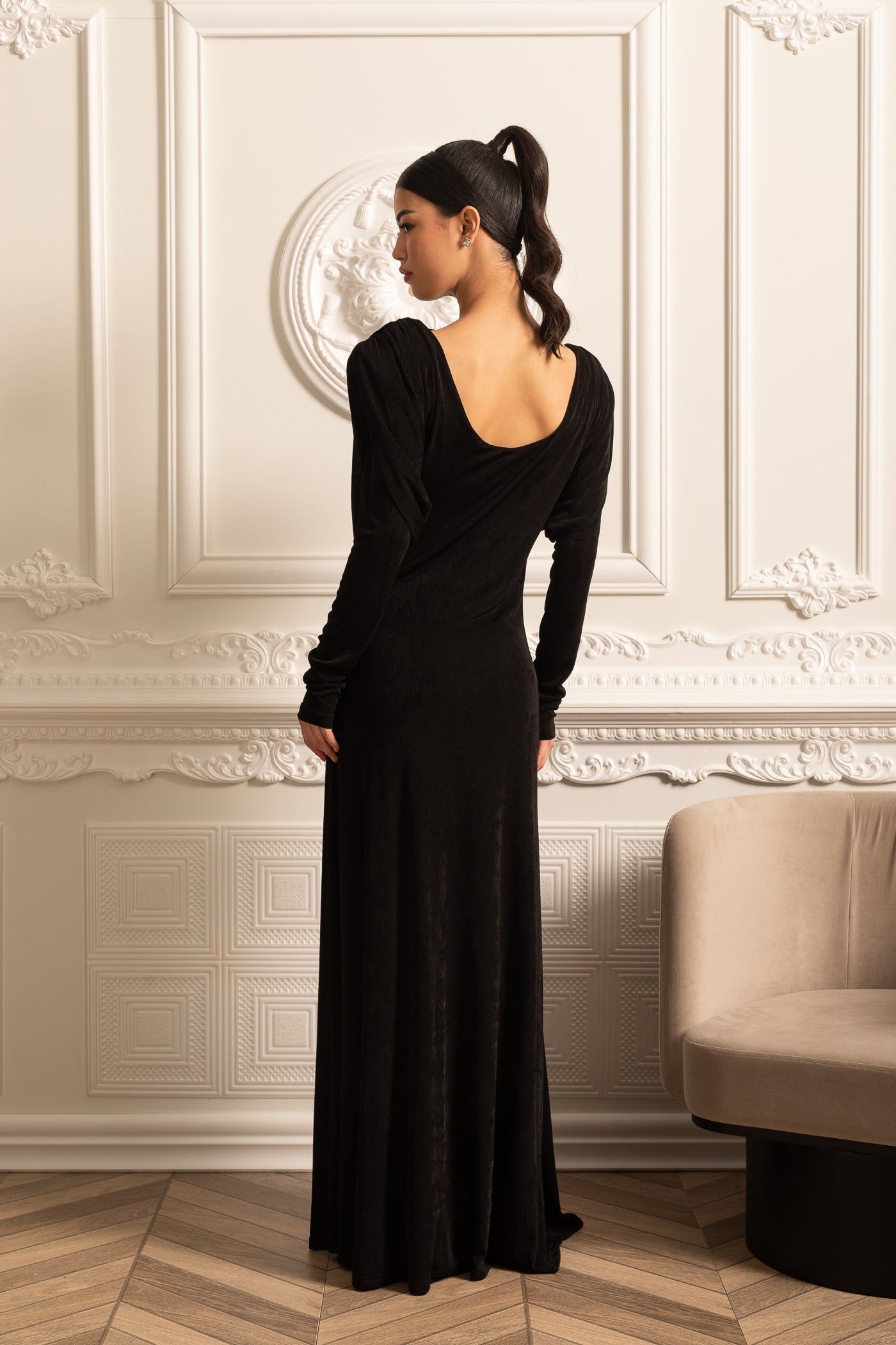 Vestido Elegante de Manga Longa em Camadas com Ombros Estruturados - Preto