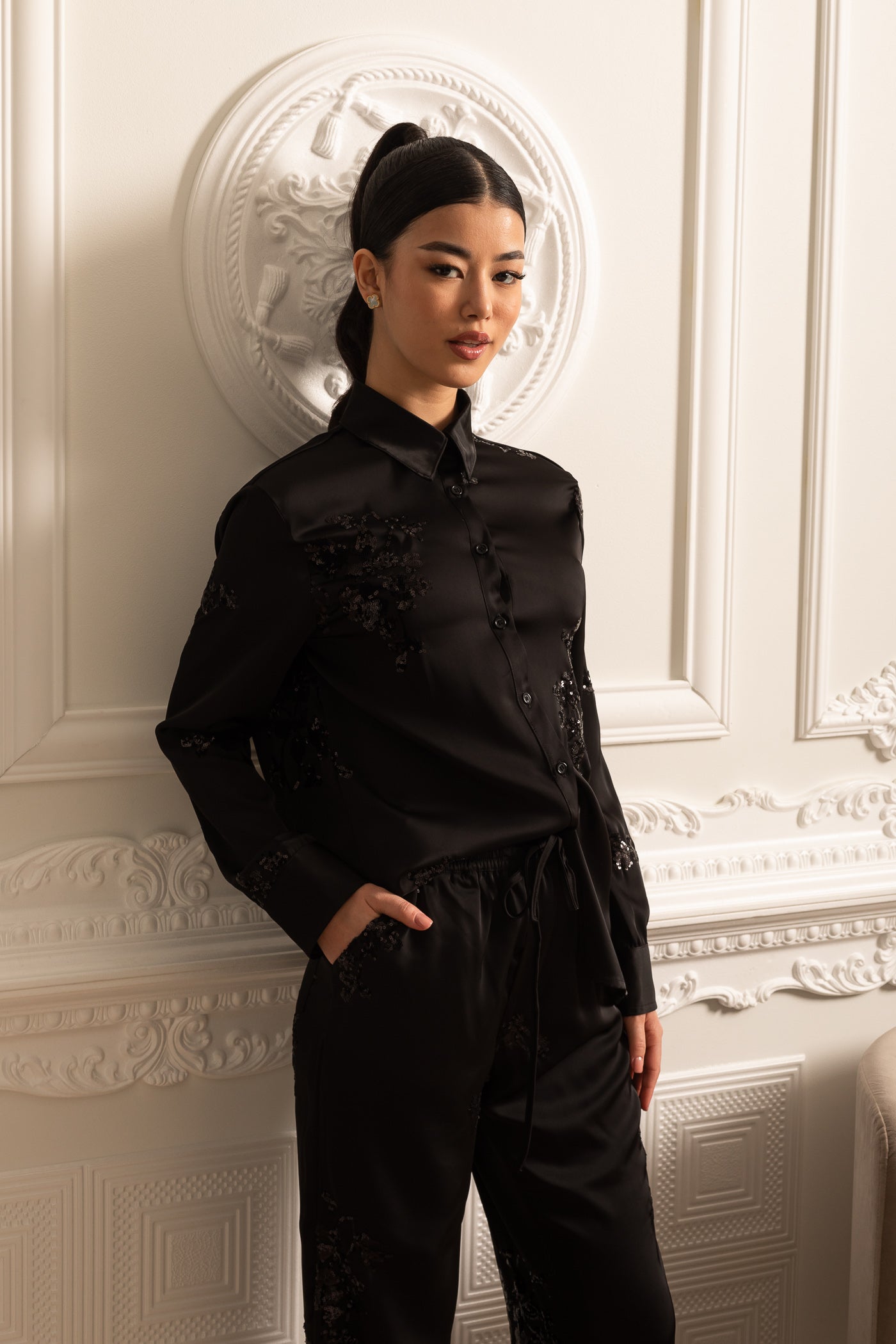 Conjunto de Cetim com Lantejoulas e Camisa de Manga Longa com Calças Coordenadas - Preto