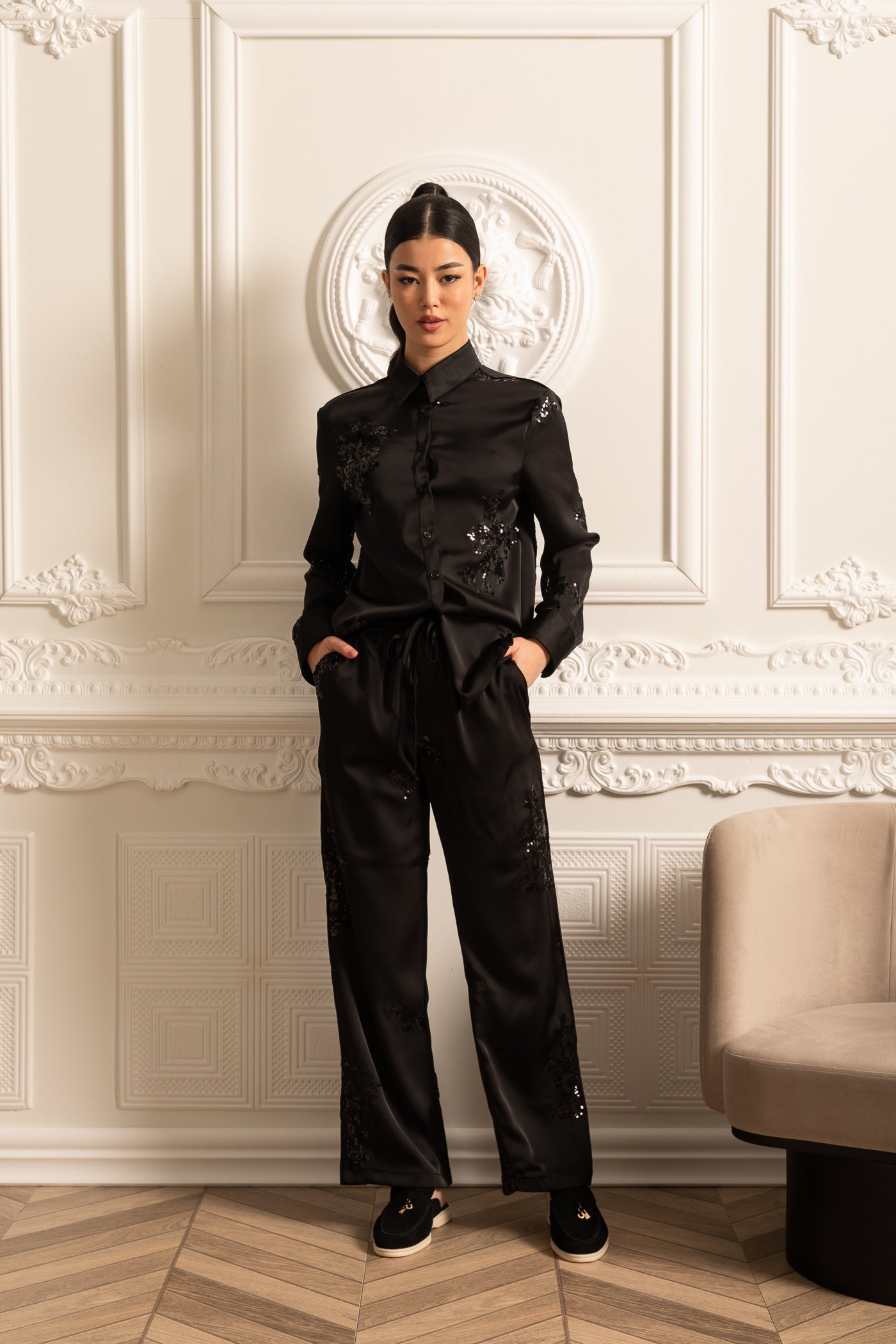 Conjunto de Cetim com Lantejoulas e Camisa de Manga Longa com Calças Coordenadas - Preto