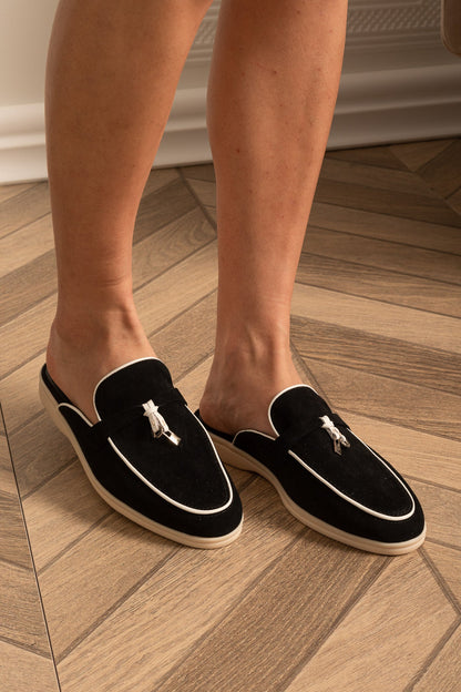 Mocassins de Camurça com Sola Contrastante e Charms Metálicos - Preto/Branco