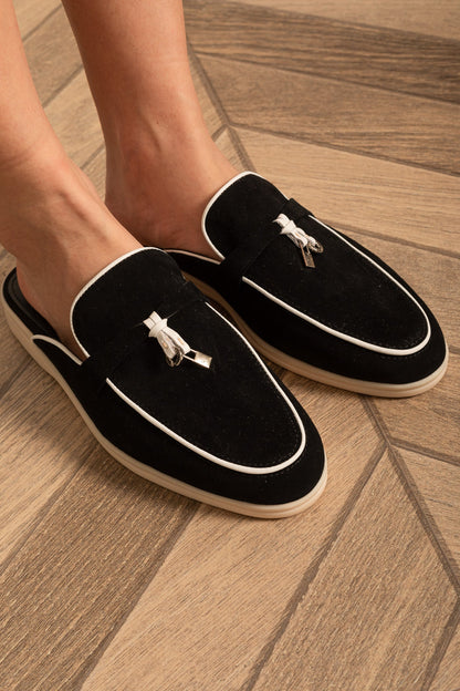 Mocassins de Camurça com Sola Contrastante e Charms Metálicos - Preto/Branco