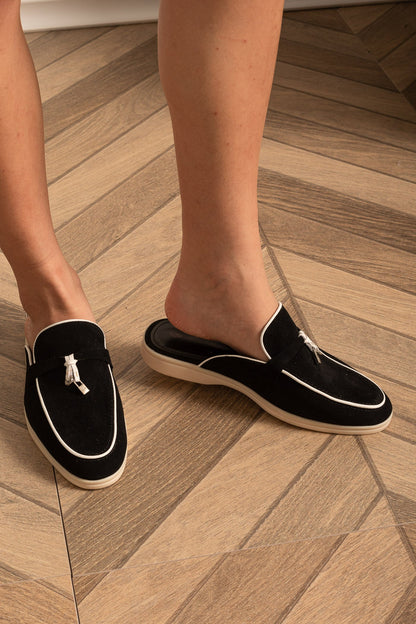 Mocassins de Camurça com Sola Contrastante e Charms Metálicos - Preto/Branco