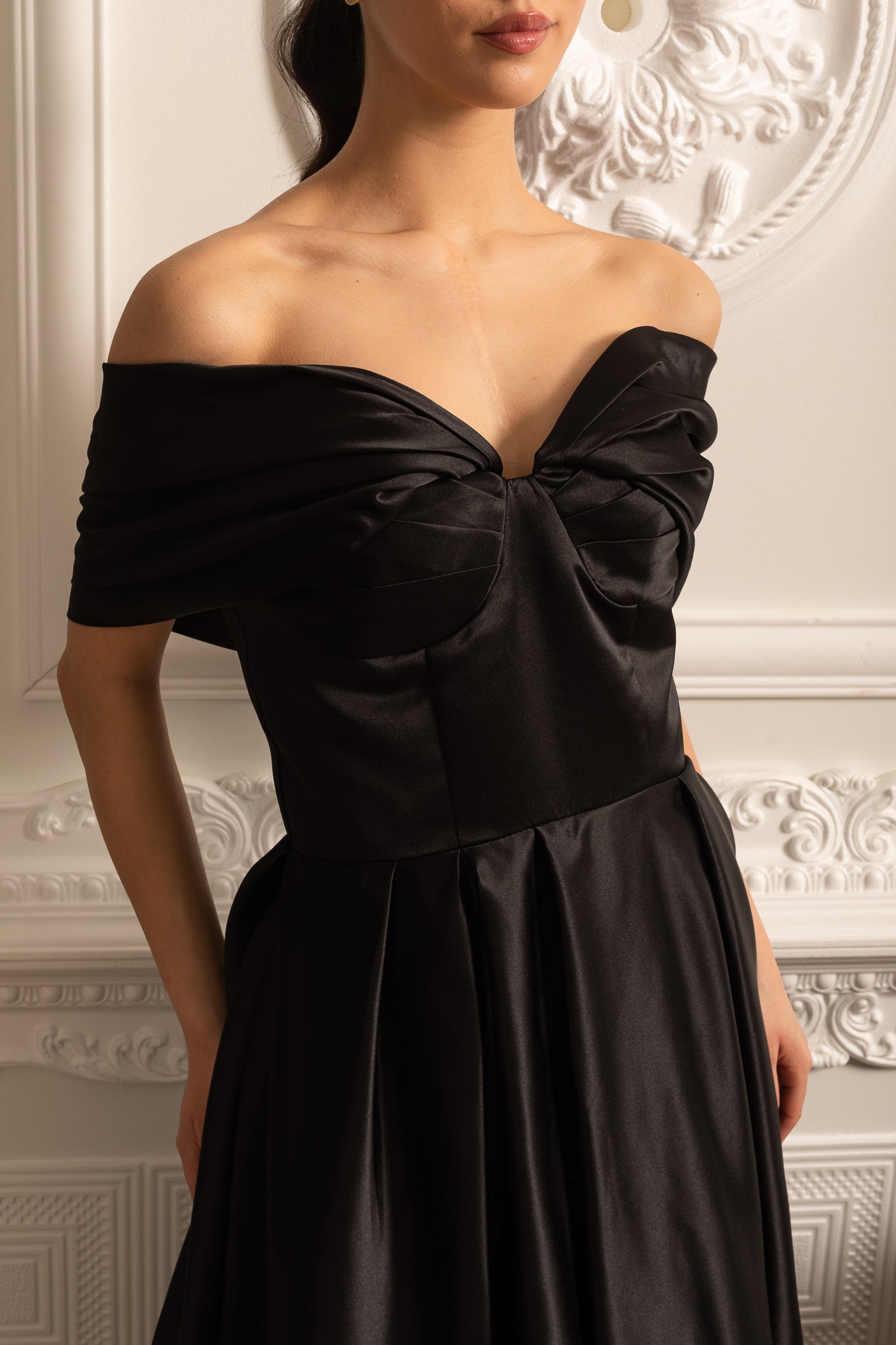 Vestido de Cetim Off-Shoulder com Saia Drapada e Fecho de Corda nas Costas - Preto