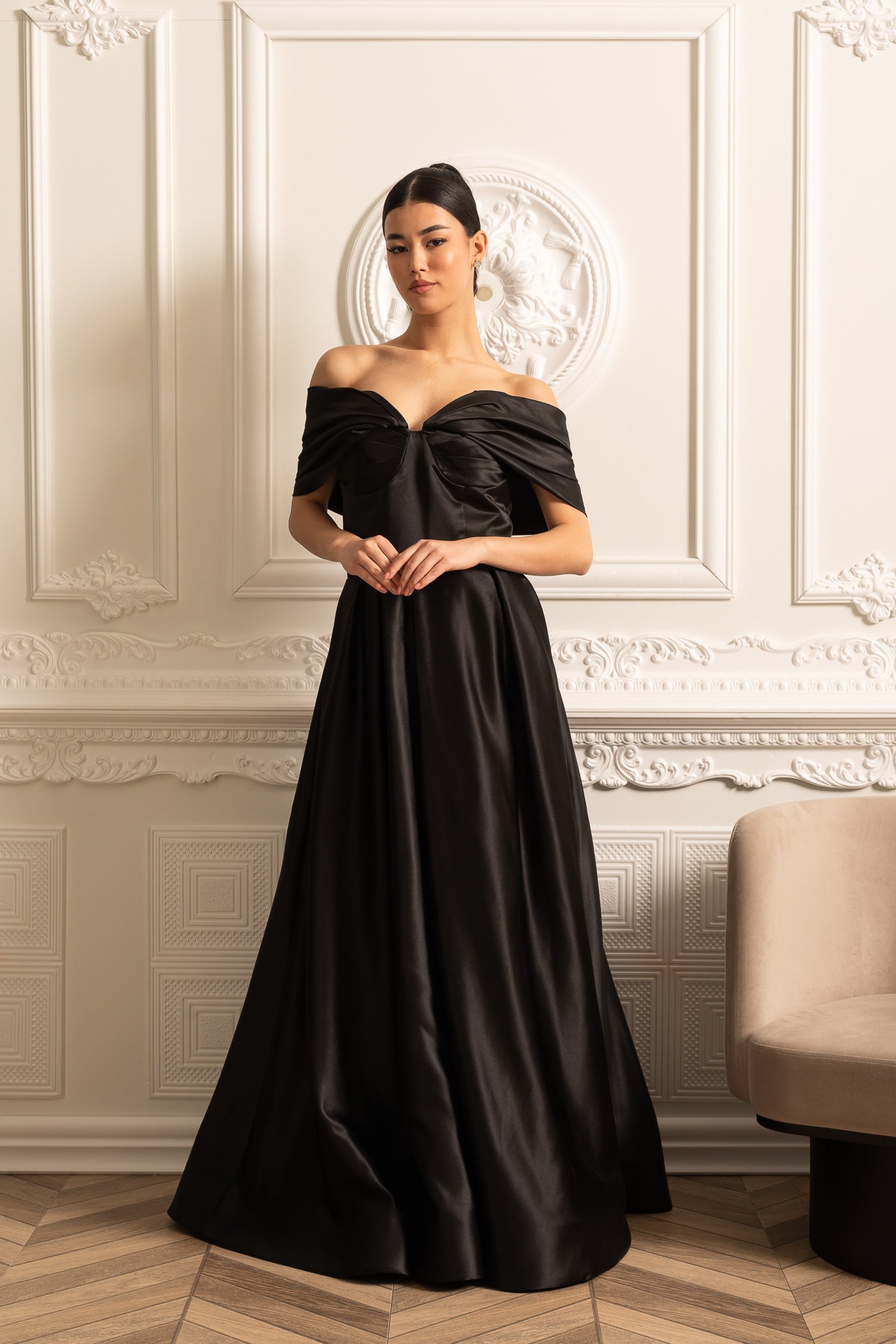 Vestido de Cetim Off-Shoulder com Saia Drapada e Fecho de Corda nas Costas - Preto