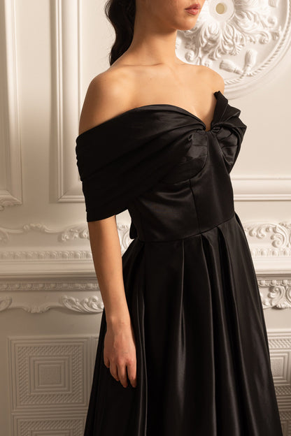 Vestido de Cetim Off-Shoulder com Saia Drapada e Fecho de Corda nas Costas - Preto