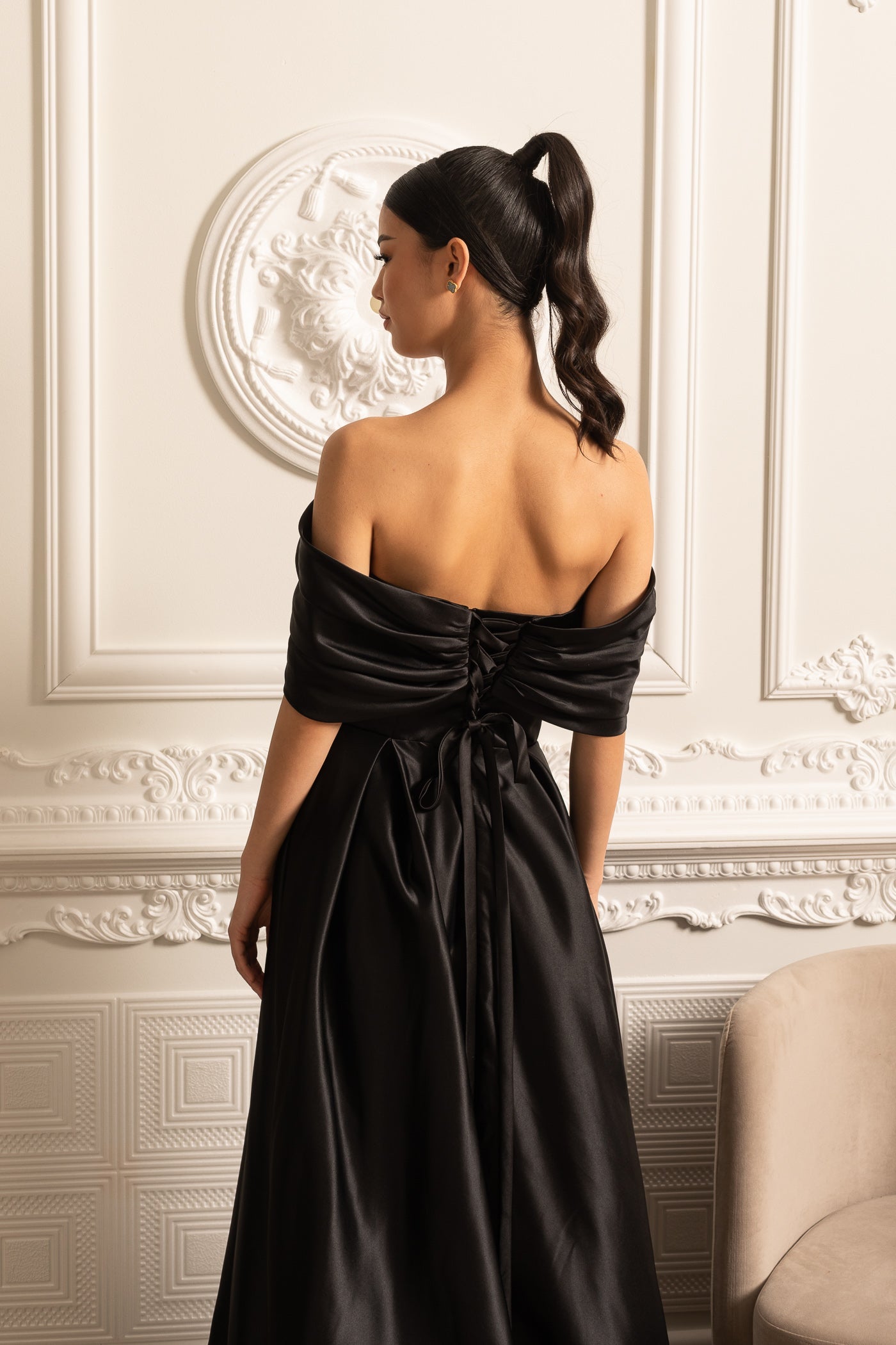 Vestido de Cetim Off-Shoulder com Saia Drapada e Fecho de Corda nas Costas - Preto