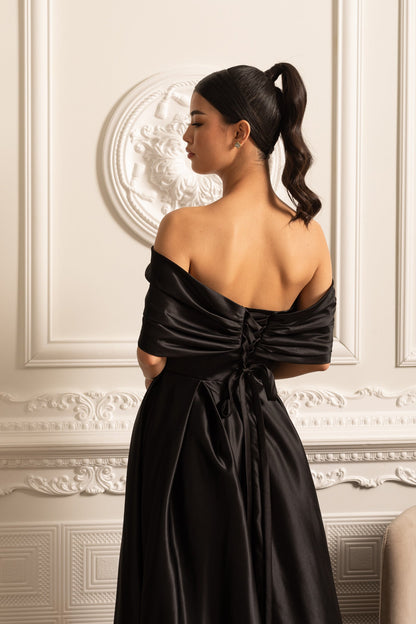 Vestido de Cetim Off-Shoulder com Saia Drapada e Fecho de Corda nas Costas - Preto