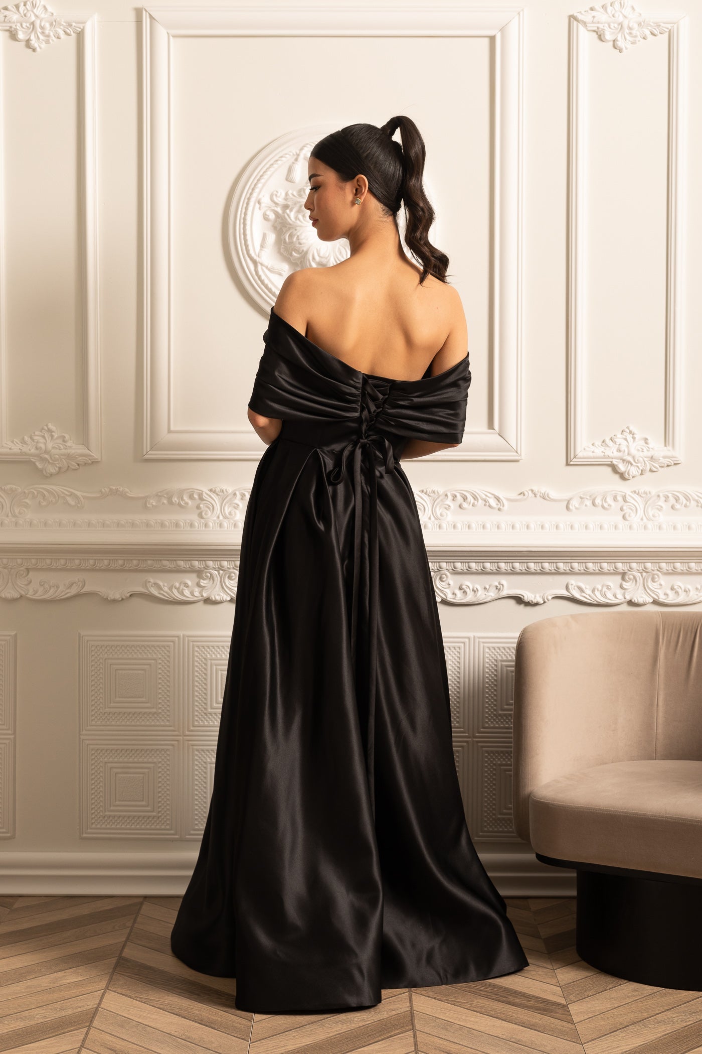 Vestido de Cetim Off-Shoulder com Saia Drapada e Fecho de Corda nas Costas - Preto