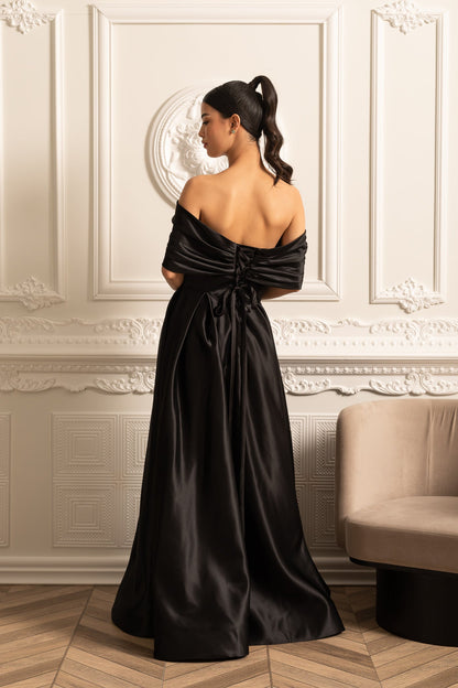 Vestido de Cetim Off-Shoulder com Saia Drapada e Fecho de Corda nas Costas - Preto