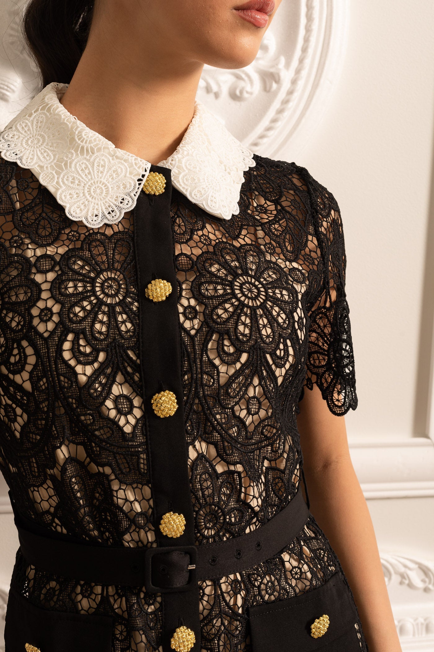 Vestido de Renda com Padrão Floral, Mangas Curtas e Gola Contrastante - Preto
