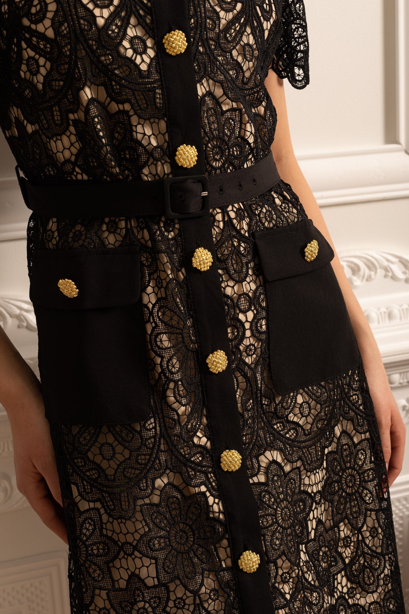 Vestido de Renda com Padrão Floral, Mangas Curtas e Gola Contrastante - Preto