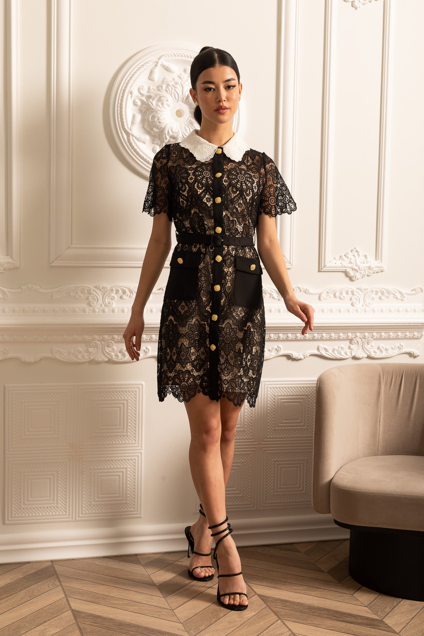 Vestido de Renda com Padrão Floral, Mangas Curtas e Gola Contrastante - Preto