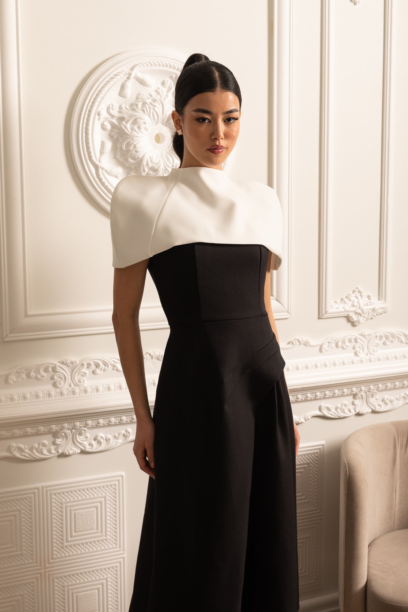 Vestido Assimétrico Elegante Com Capelet Destacável Branco Contrastante - Preto