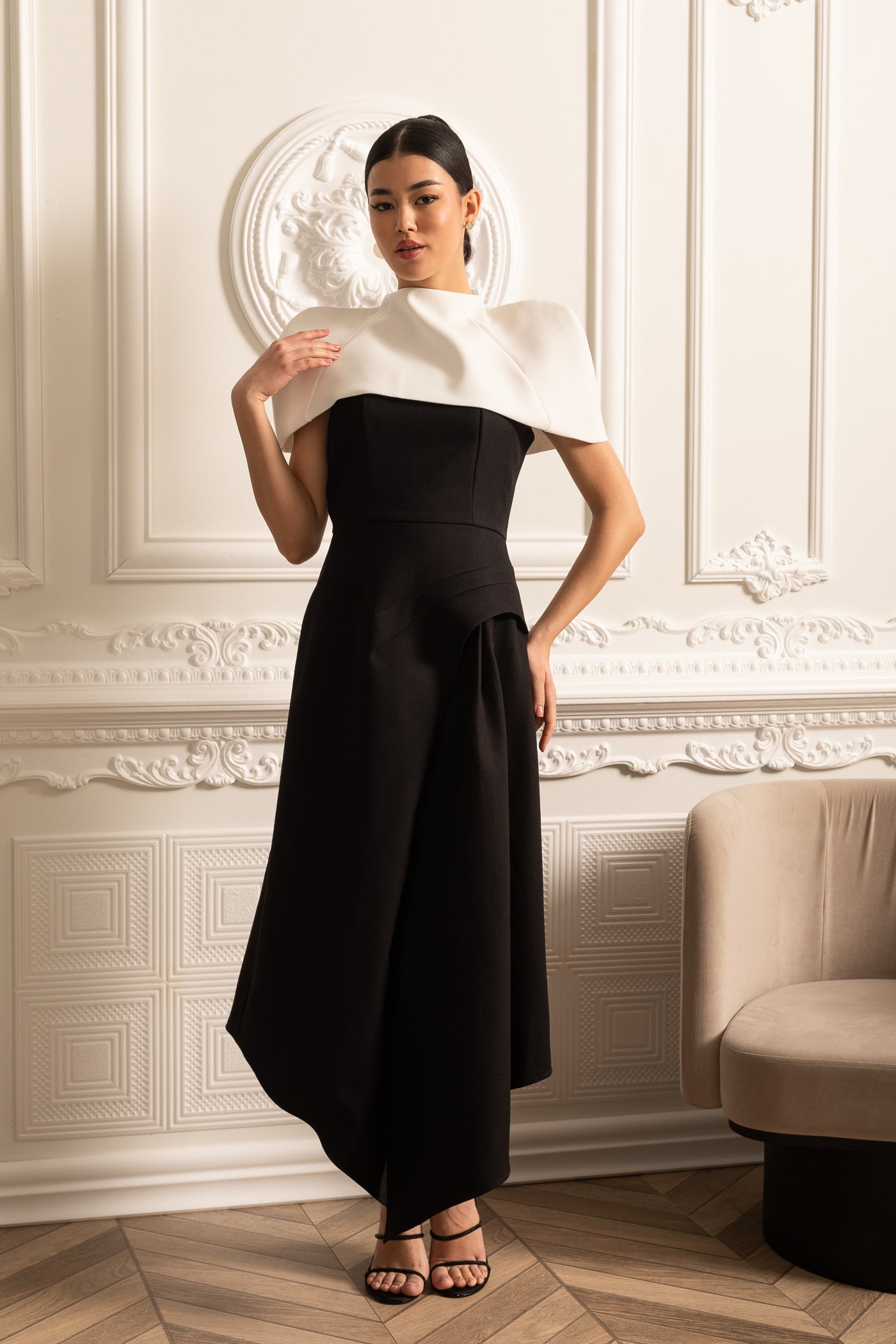 Vestido Assimétrico Elegante Com Capelete Destacável Branco Contrastante - Preto