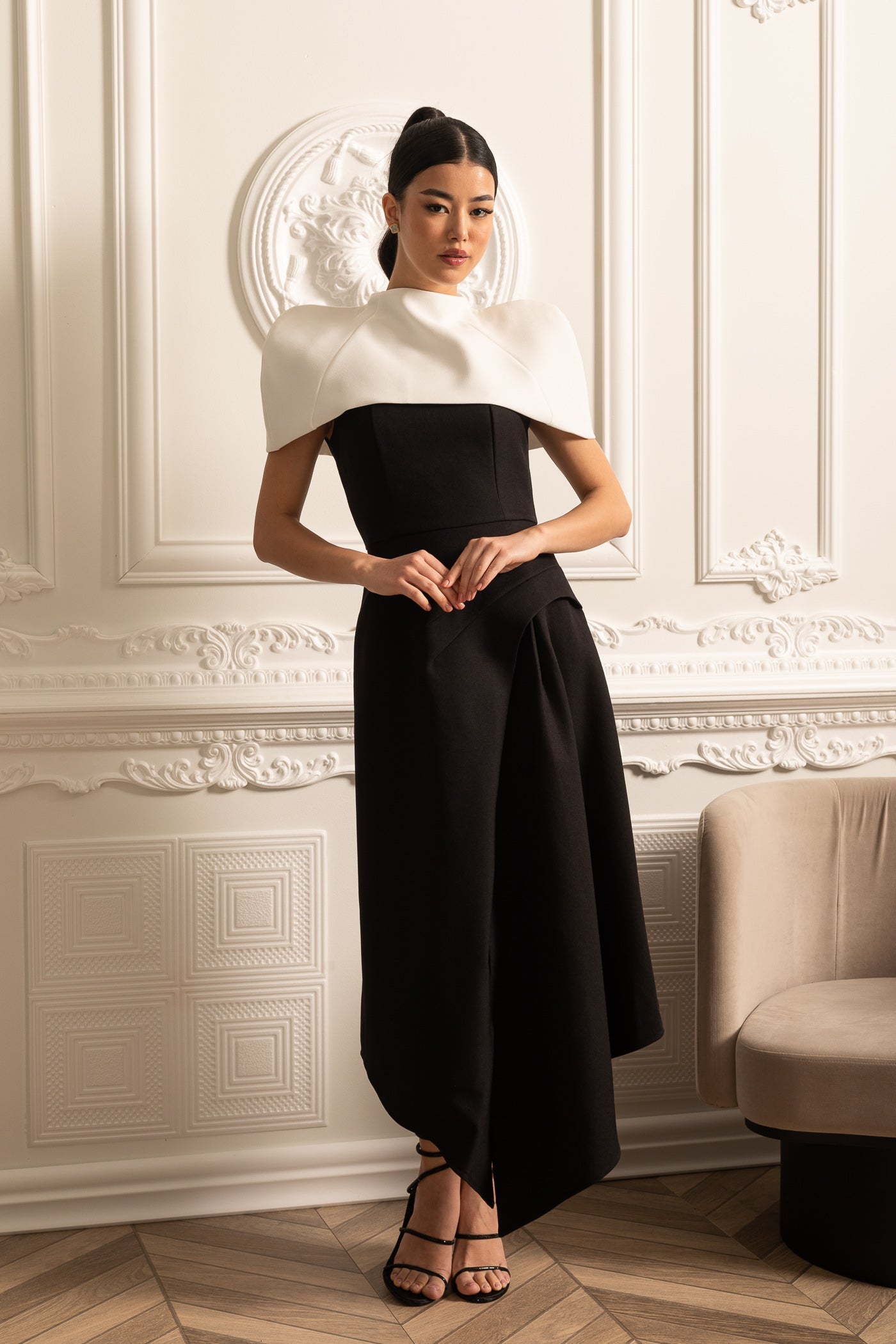 Vestido Assimétrico Elegante Com Capelete Destacável Branco Contrastante - Preto