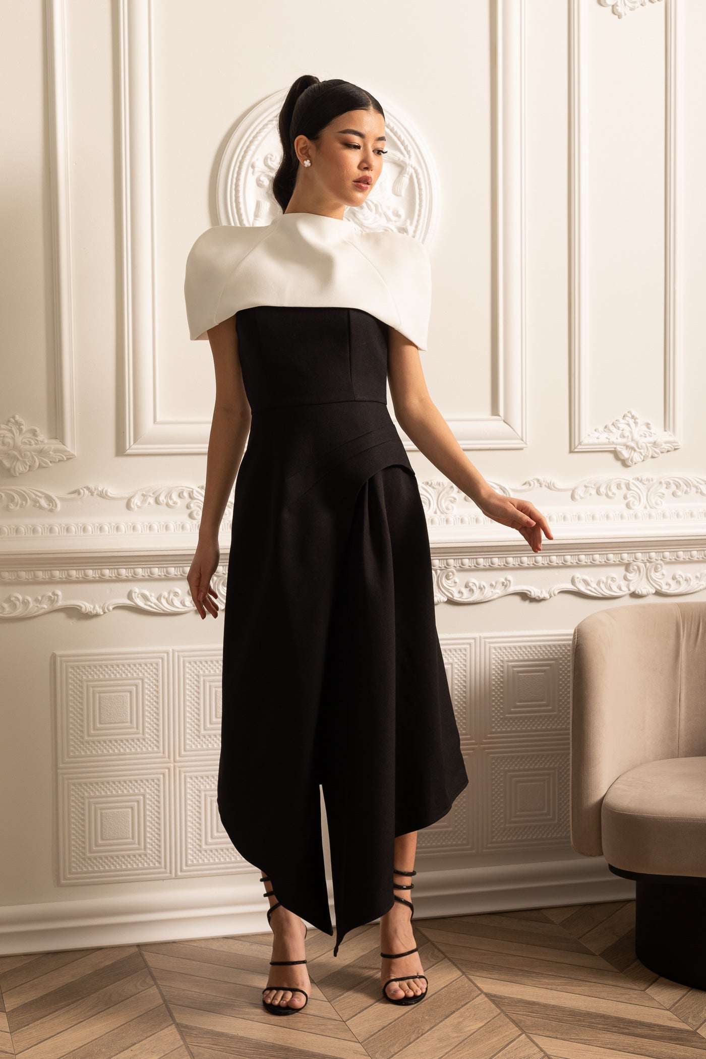 Vestido Assimétrico Elegante Com Capelete Destacável Branco Contrastante - Preto