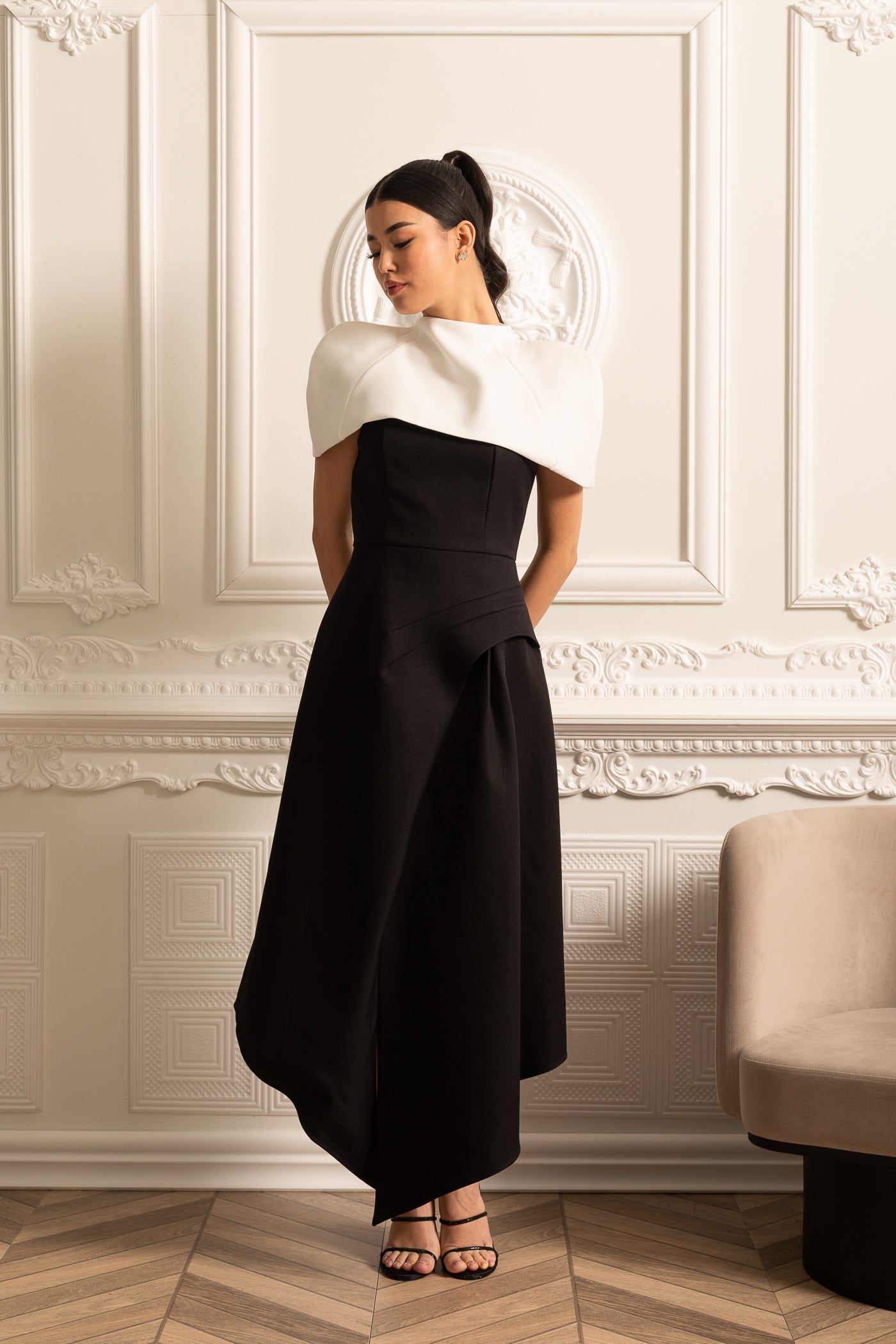 Vestido Assimétrico Elegante Com Capelete Destacável Branco Contrastante - Preto