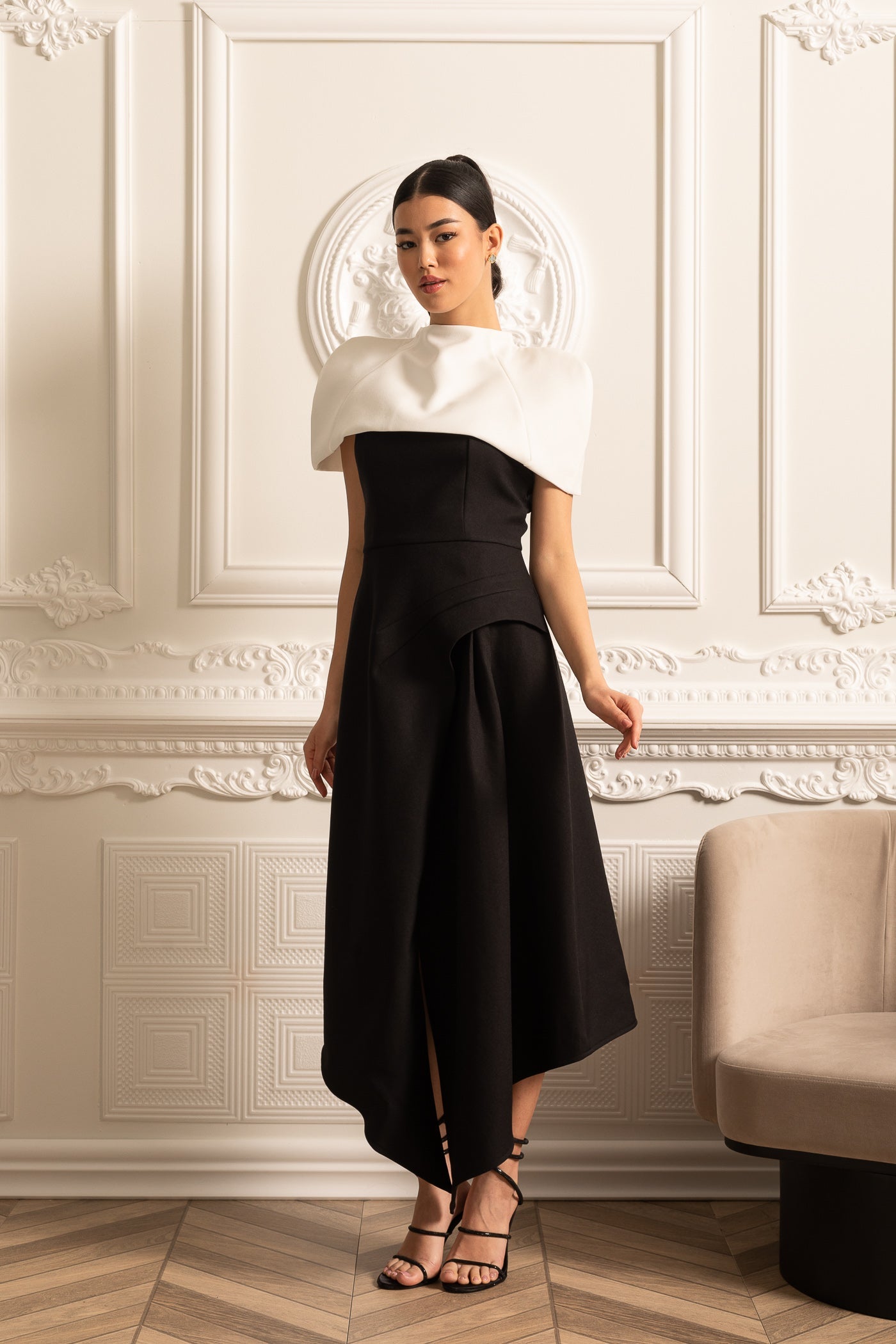 Vestido Assimétrico Elegante Com Capelete Destacável Branco Contrastante - Preto